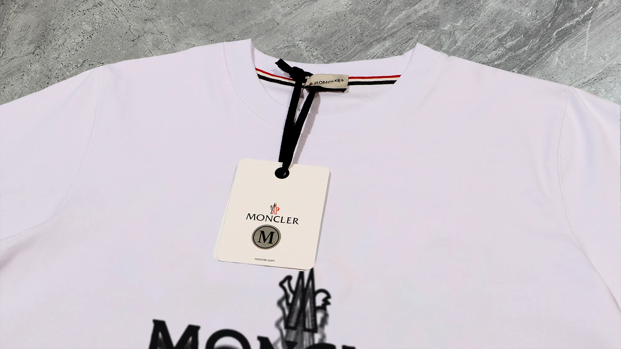 P210 High-version sweatshirt) [Long-term stock] 〖𝐌𝐎𝐍𝐂𝐋𝐄𝐑~Mask〗 Made of 440g heavy-weight fabric. It is different from the market currency. It can be matched with any variety and is properly handsome. 😎The whole dress is made of double waistcoats. The double waistcoats make the whole dress more three-dimensional. Not ordinary factories can do such fine work. 2025 Spring runway version of the T stage, on sale at the counter, round neck terry sweatshirt, high-end double-strand pure cotton, custom-made stretch ribs, dyed in the same vat, complete with three standards, matched with exquisite embroidered LOGO on the chest, simple and advanced, same style for men and women. Color: black, apricot, white, size: S M L XL 2XL