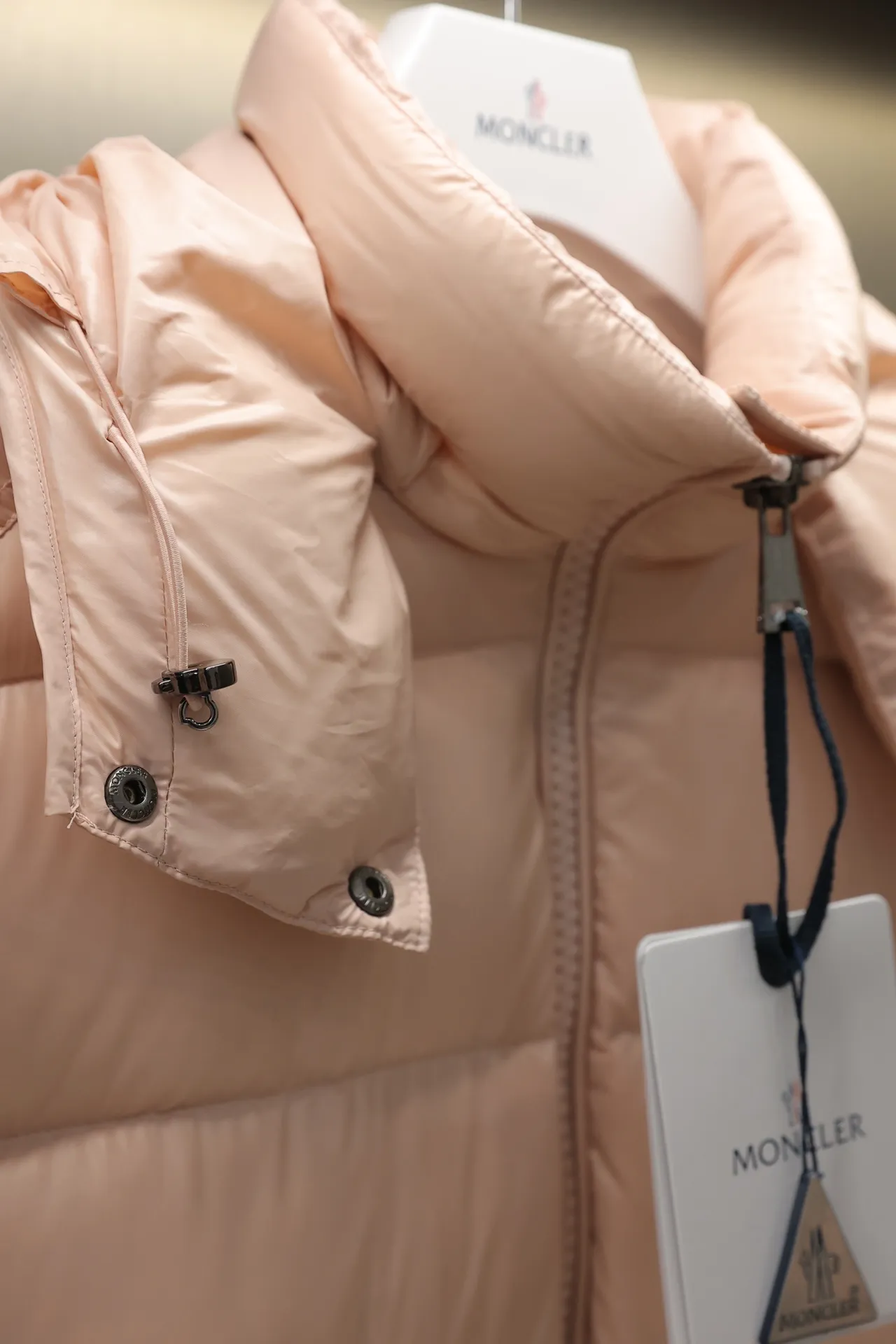 P700 24maire down new arrival ⬆️Moncler Maire women's short down jacket interprets Mayan classics Fabric: technical nylon lacquer surface Customer-supplied fabric Highly fluffy and over-standard 90 down filling The Maire down jacket is specially designed for those who like well-designed basic items. It is a classic Moncler style and a popular product. Made from iconic patented nylon, the Maire down jacket is a classic Moncler womenswear piece, with a short silhouette and timeless design. Made from patented nylon in a comfortable fit, it features a removable hood and performance details for comfort and warmth. ⚠️Made of lacquered nylon ⚠️Painted nylon lining ⚠️White goose-filled down ⚠️Detachable hood with snap buttons ⚠️Zip closure Zippered pockets ⚠️Adjustable snap-stud sleeves Size: 00-3. Style number: D1648098400