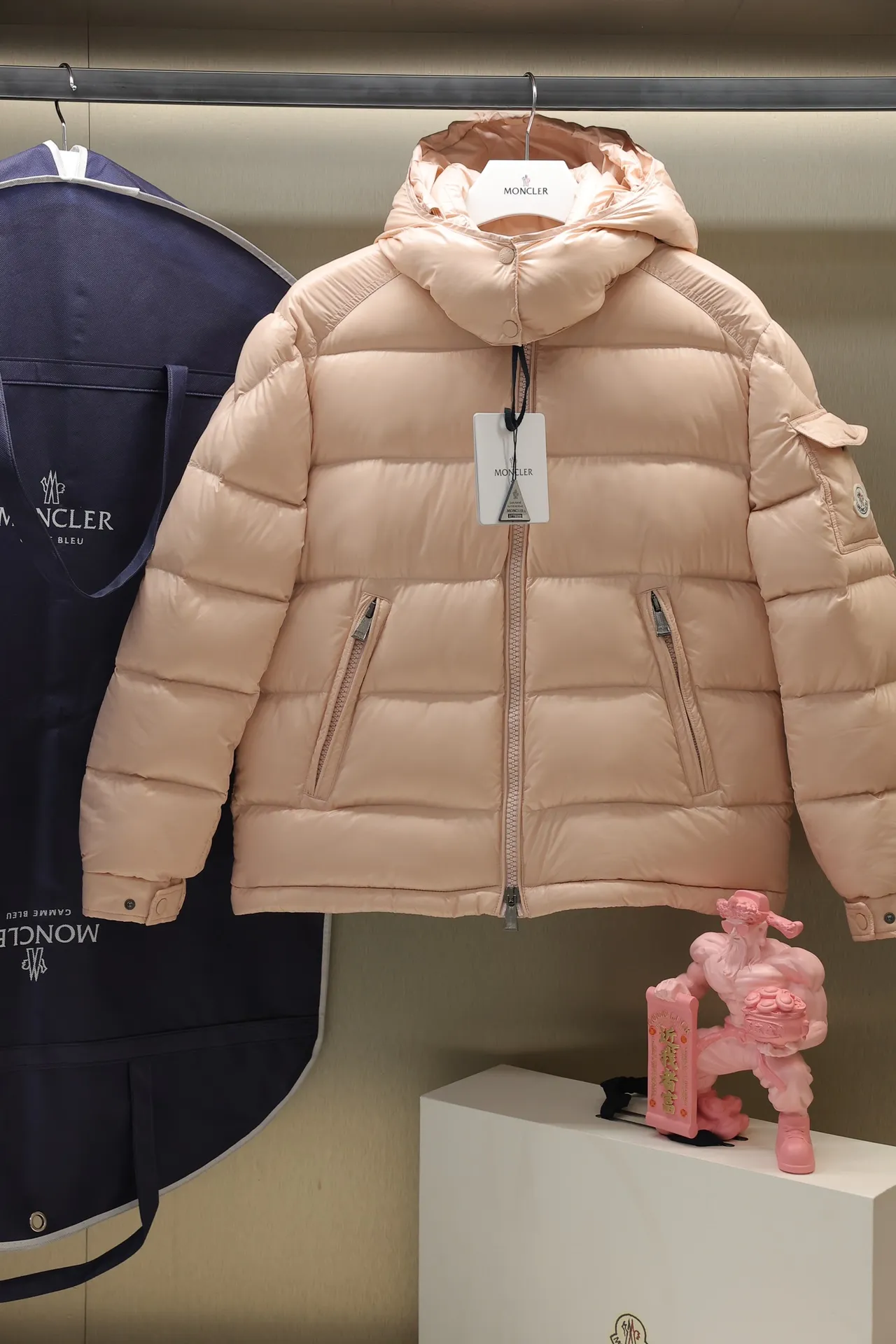 P700 24maire down new arrival ⬆️Moncler Maire women's short down jacket interprets Mayan classics Fabric: technical nylon lacquer surface Customer-supplied fabric Highly fluffy and over-standard 90 down filling The Maire down jacket is specially designed for those who like well-designed basic items. It is a classic Moncler style and a popular product. Made from iconic patented nylon, the Maire down jacket is a classic Moncler womenswear piece, with a short silhouette and timeless design. Made from patented nylon in a comfortable fit, it features a removable hood and performance details for comfort and warmth. ⚠️Made of lacquered nylon ⚠️Painted nylon lining ⚠️White goose-filled down ⚠️Detachable hood with snap buttons ⚠️Zip closure Zippered pockets ⚠️Adjustable snap-stud sleeves Size: 00-3. Style number: D1648098400