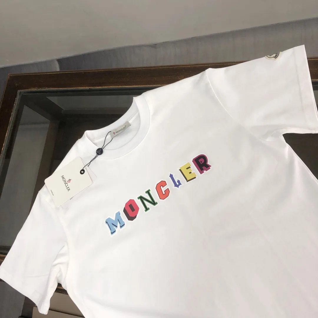 P160 🔥MONCLER The latest short-sleeved T-shirt for couples ~ Featured brand contrasting letter printing ~ The fabric upper body is comfortable and breathable, not stiff, slim cut, made of high-end custom-made pure cotton fabric! The upper body is comfortable and stylish, and it can be worn alone as an inner layer. It is a must-have for fashionistas! ! ! Color: black white Size: S～XL (loose version, please state your height and weight when placing an order)