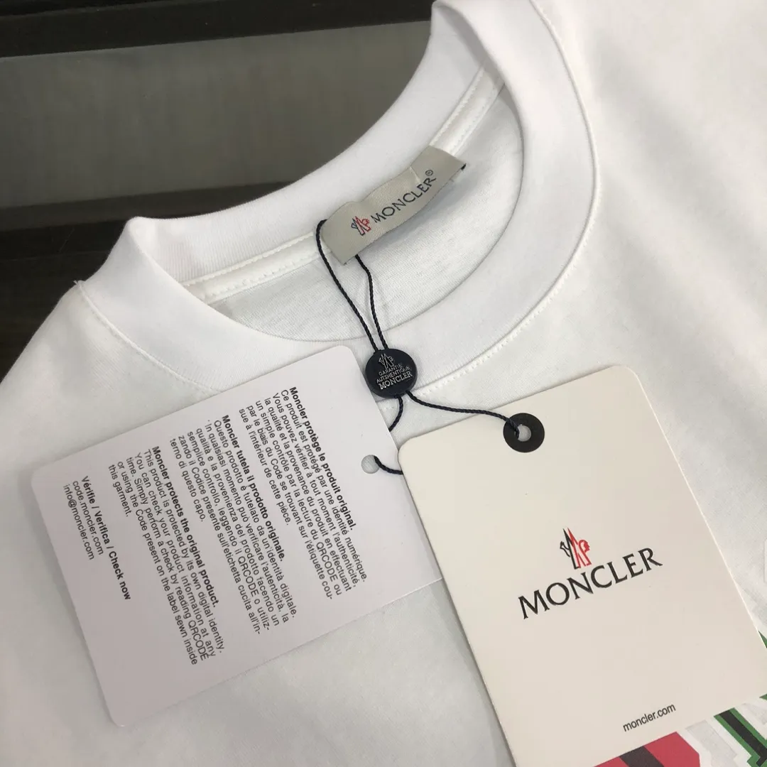 P160 🔥MONCLER The latest short-sleeved T-shirt for couples ~ Featured brand contrasting letter printing ~ The fabric upper body is comfortable and breathable, not stiff, slim cut, made of high-end custom-made pure cotton fabric! The upper body is comfortable and stylish, and it can be worn alone as an inner layer. It is a must-have for fashionistas! ! ! Color: black white Size: S～XL (loose version, please state your height and weight when placing an order)