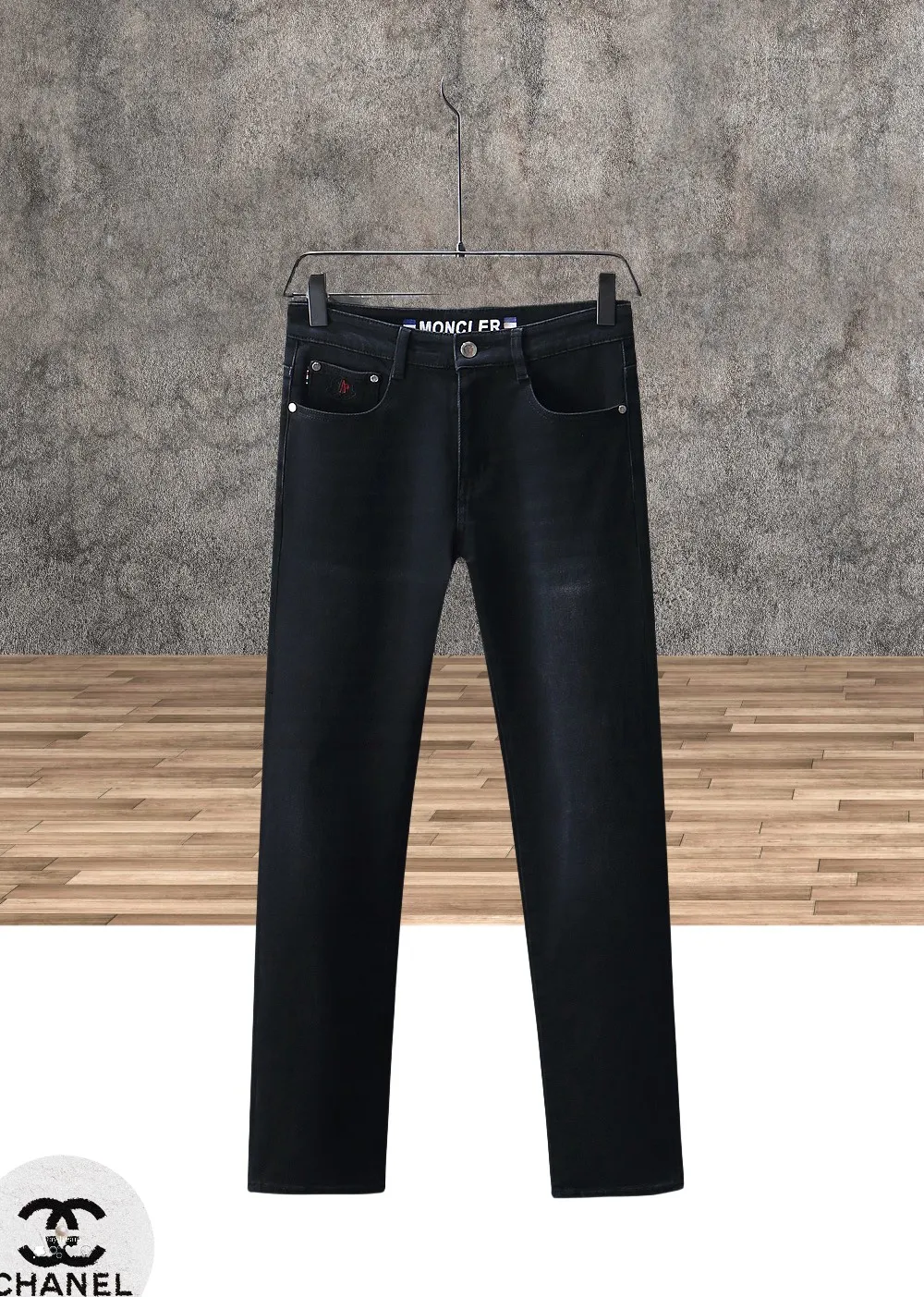 P230 🔥MONCLER The latest autumn and winter jeans🔥The best-selling model in the counter. Shared taste and value. Very comfortable to wear. Low-key yet luxurious. Very classy to wear. Needless to say the trousers style and cut. The upper body is exquisite and vivid. Real first-class top quality materials. Really palace-level casual pants, using Turkish cotton A22 to produce the most famous denim of outstanding quality. After heavy washing, the pants are very soft. The straight-leg version is not picky and the upper body is absolutely stylish and extremely luxurious! Yardage: 29-38. No 37….