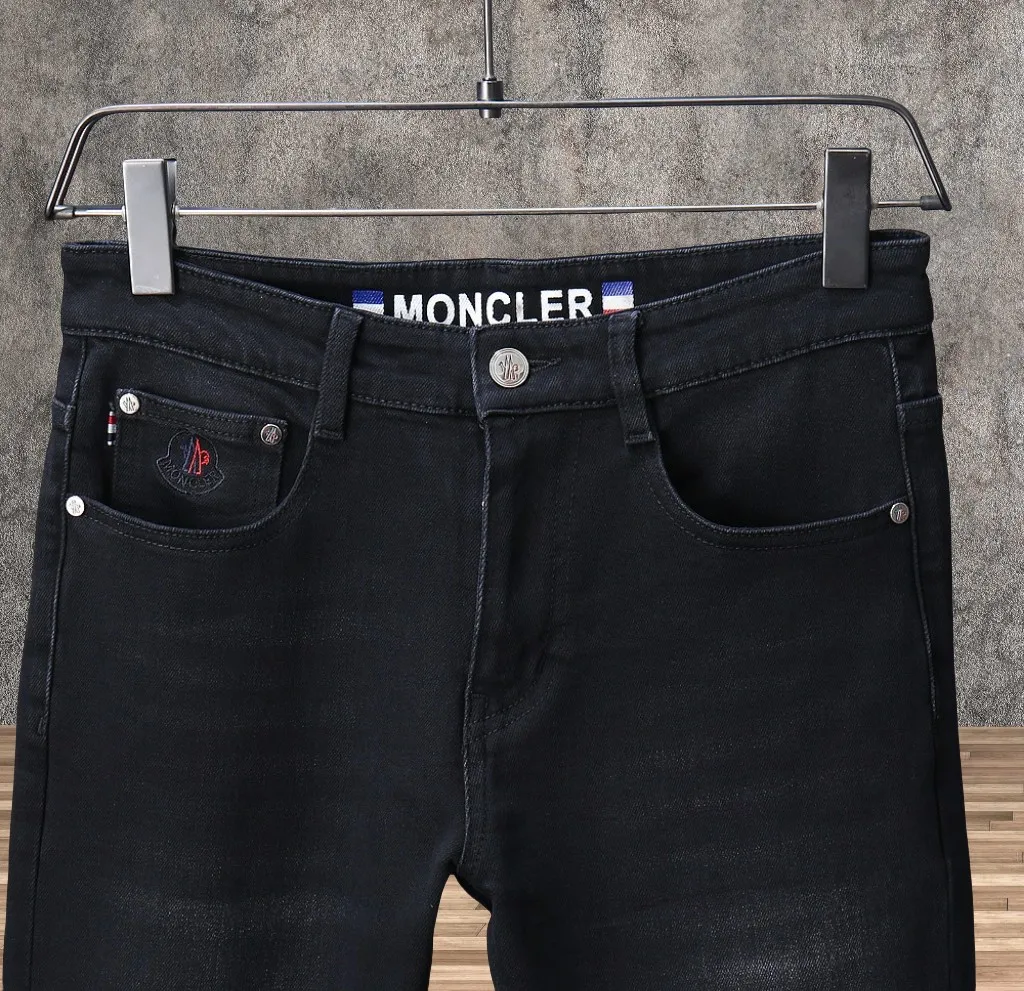 P230 🔥MONCLER The latest autumn and winter jeans🔥The best-selling model in the counter. Shared taste and value. Very comfortable to wear. Low-key yet luxurious. Very classy to wear. Needless to say the trousers style and cut. The upper body is exquisite and vivid. Real first-class top quality materials. Really palace-level casual pants, using Turkish cotton A22 to produce the most famous denim of outstanding quality. After heavy washing, the pants are very soft. The straight-leg version is not picky and the upper body is absolutely stylish and extremely luxurious! Yardage: 29-38. No 37….