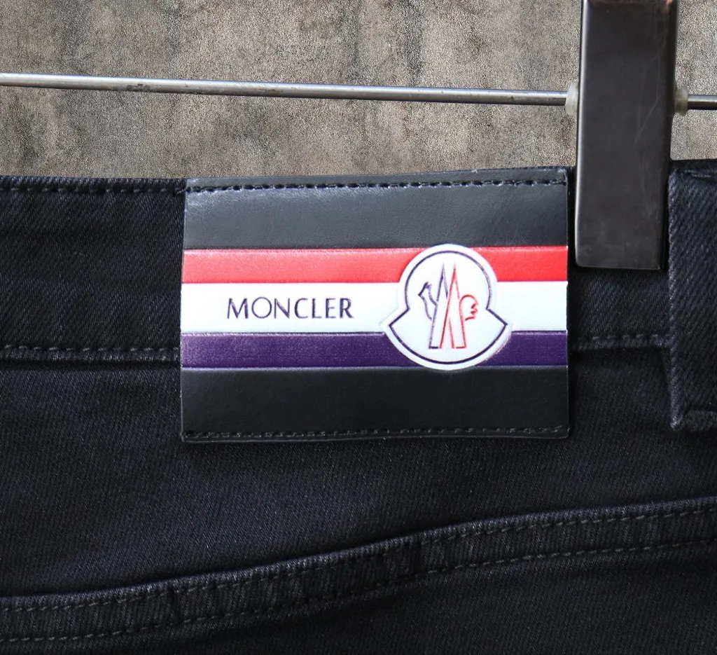 P230 🔥MONCLER The latest autumn and winter jeans🔥The best-selling model in the counter. Shared taste and value. Very comfortable to wear. Low-key yet luxurious. Very classy to wear. Needless to say the trousers style and cut. The upper body is exquisite and vivid. Real first-class top quality materials. Really palace-level casual pants, using Turkish cotton A22 to produce the most famous denim of outstanding quality. After heavy washing, the pants are very soft. The straight-leg version is not picky and the upper body is absolutely stylish and extremely luxurious! Yardage: 29-38. No 37….