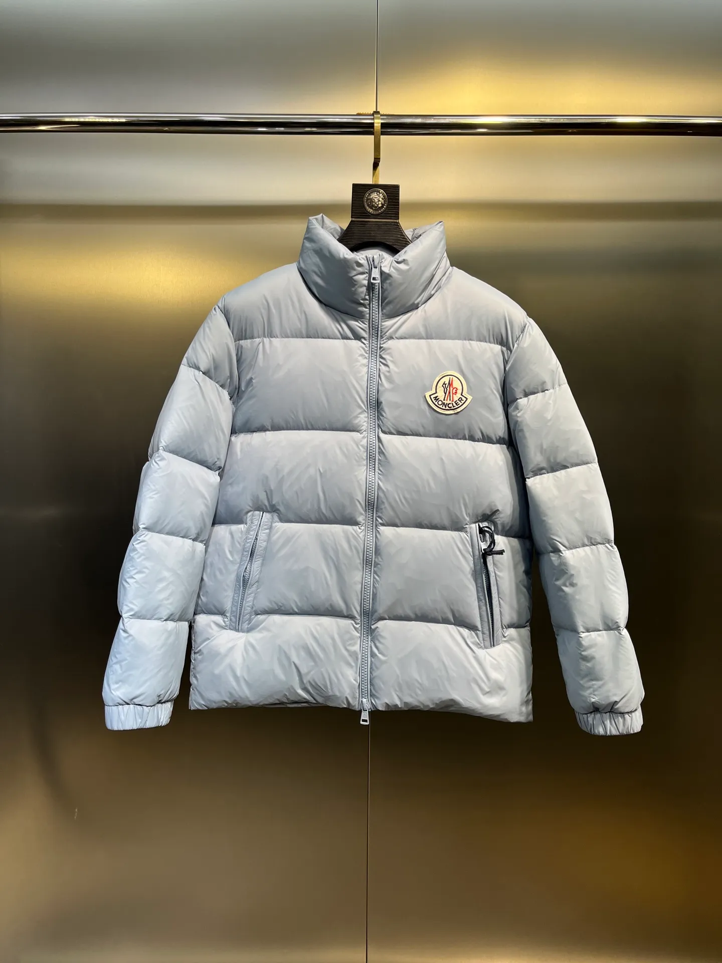P840 Moncler Citala🌟 Short men's down jacket. Looking at it, there is no other version on the market that can beat it. 130w + one ton of premium European gooseneck velvet filling. 850+ fill power, which is twice as thick as the market version and twice as light. Citala men's short down jacket is made of pop-colored light fabric, highlighting the vitality of the series. Made from lightweight nylon with a longue saison lining, the Citala down jacket is comfortable and warm without being bulky. This cropped down jacket has a comfortable fit, a signature turtleneck and a quilted, checkered silhouette. Details size: 12345