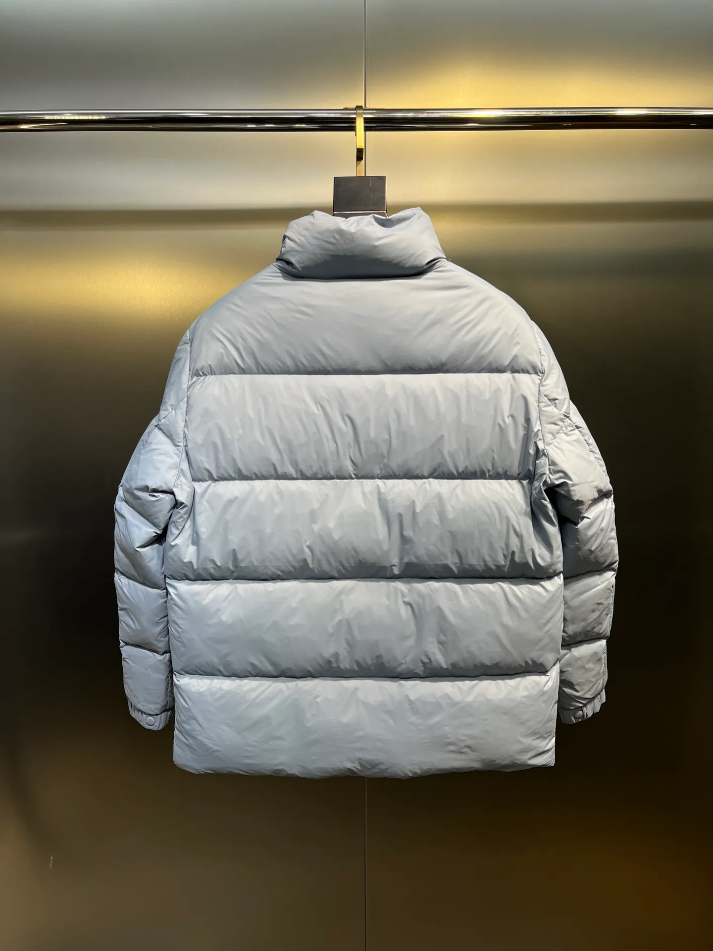 P840 Moncler Citala🌟 Short men's down jacket. Looking at it, there is no other version on the market that can beat it. 130w + one ton of premium European gooseneck velvet filling. 850+ fill power, which is twice as thick as the market version and twice as light. Citala men's short down jacket is made of pop-colored light fabric, highlighting the vitality of the series. Made from lightweight nylon with a longue saison lining, the Citala down jacket is comfortable and warm without being bulky. This cropped down jacket has a comfortable fit, a signature turtleneck and a quilted, checkered silhouette. Details size: 12345