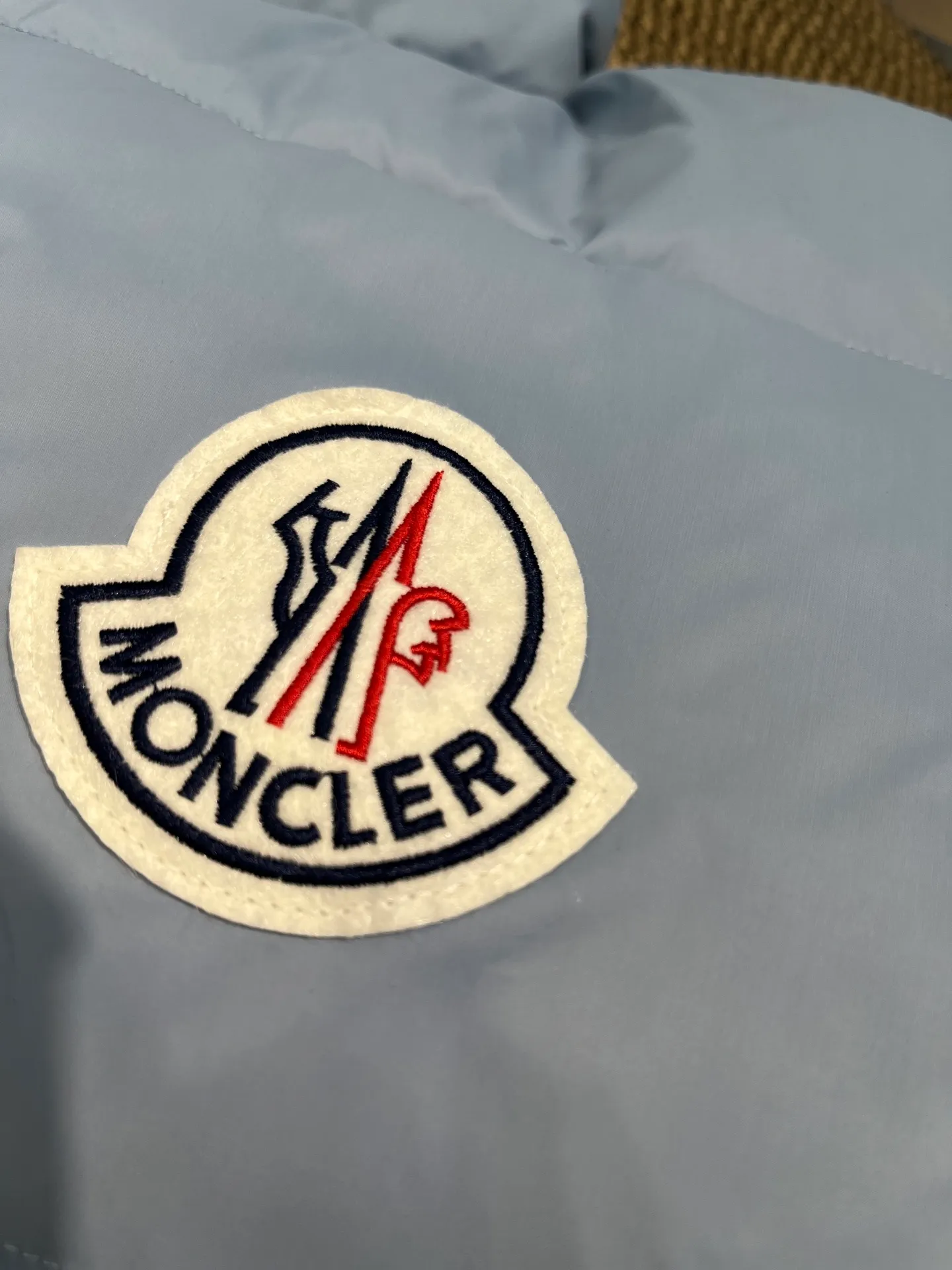 P840 Moncler Citala🌟 Short men's down jacket. Looking at it, there is no other version on the market that can beat it. 130w + one ton of premium European gooseneck velvet filling. 850+ fill power, which is twice as thick as the market version and twice as light. Citala men's short down jacket is made of pop-colored light fabric, highlighting the vitality of the series. Made from lightweight nylon with a longue saison lining, the Citala down jacket is comfortable and warm without being bulky. This cropped down jacket has a comfortable fit, a signature turtleneck and a quilted, checkered silhouette. Details size: 12345