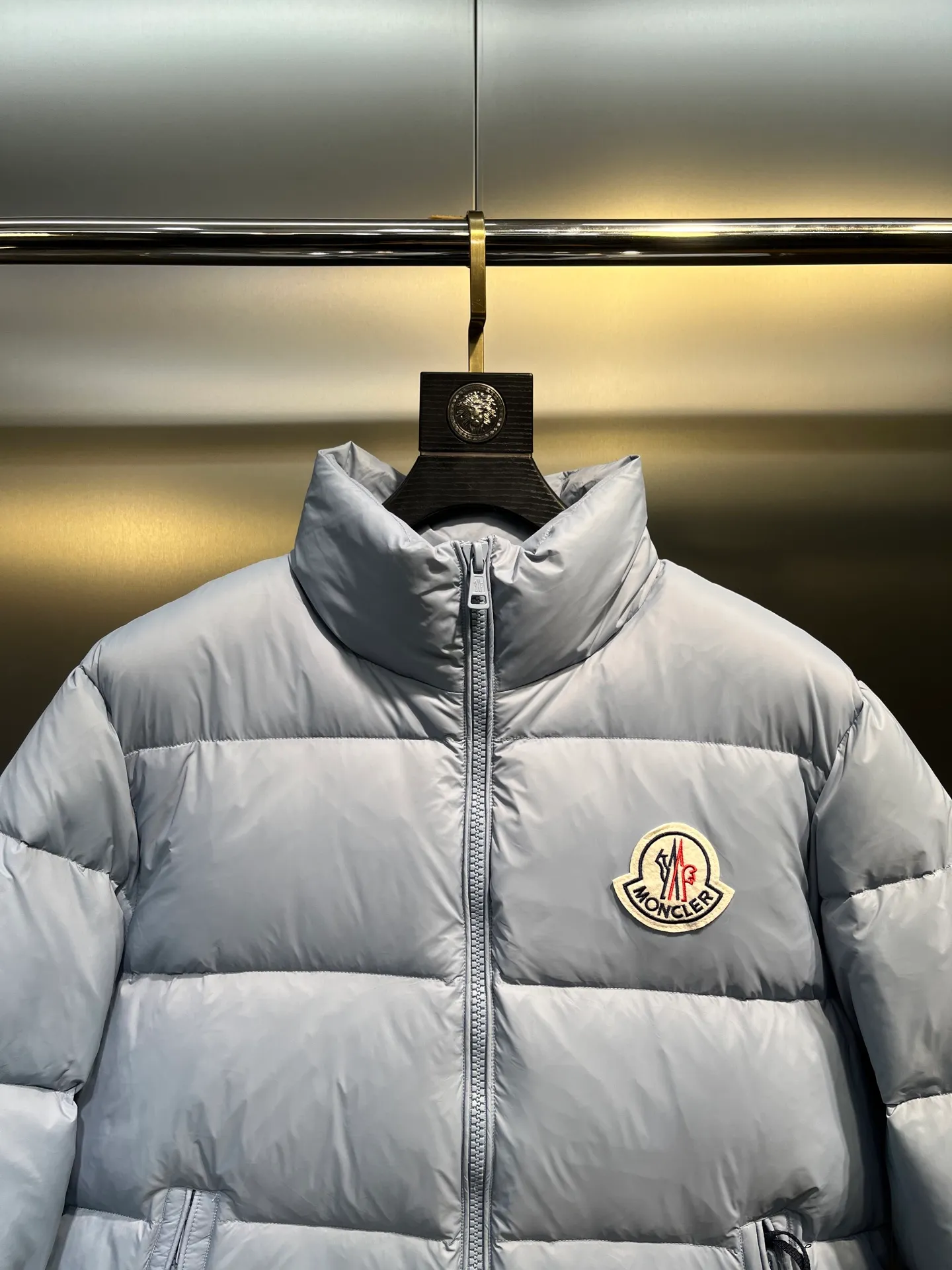 P840 Moncler Citala🌟 Short men's down jacket. Looking at it, there is no other version on the market that can beat it. 130w + one ton of premium European gooseneck velvet filling. 850+ fill power, which is twice as thick as the market version and twice as light. Citala men's short down jacket is made of pop-colored light fabric, highlighting the vitality of the series. Made from lightweight nylon with a longue saison lining, the Citala down jacket is comfortable and warm without being bulky. This cropped down jacket has a comfortable fit, a signature turtleneck and a quilted, checkered silhouette. Details size: 12345