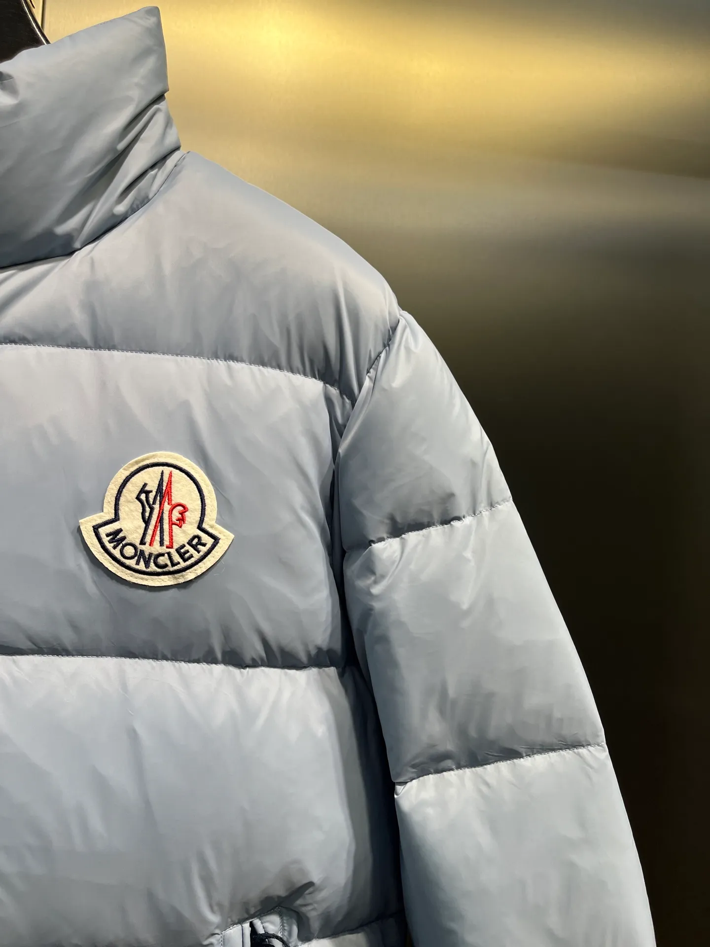 P840 Moncler Citala🌟 Short men's down jacket. Looking at it, there is no other version on the market that can beat it. 130w + one ton of premium European gooseneck velvet filling. 850+ fill power, which is twice as thick as the market version and twice as light. Citala men's short down jacket is made of pop-colored light fabric, highlighting the vitality of the series. Made from lightweight nylon with a longue saison lining, the Citala down jacket is comfortable and warm without being bulky. This cropped down jacket has a comfortable fit, a signature turtleneck and a quilted, checkered silhouette. Details size: 12345