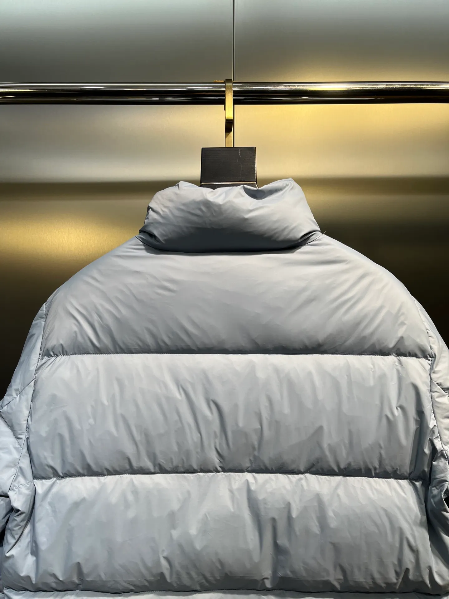 P840 Moncler Citala🌟 Short men's down jacket. Looking at it, there is no other version on the market that can beat it. 130w + one ton of premium European gooseneck velvet filling. 850+ fill power, which is twice as thick as the market version and twice as light. Citala men's short down jacket is made of pop-colored light fabric, highlighting the vitality of the series. Made from lightweight nylon with a longue saison lining, the Citala down jacket is comfortable and warm without being bulky. This cropped down jacket has a comfortable fit, a signature turtleneck and a quilted, checkered silhouette. Details size: 12345