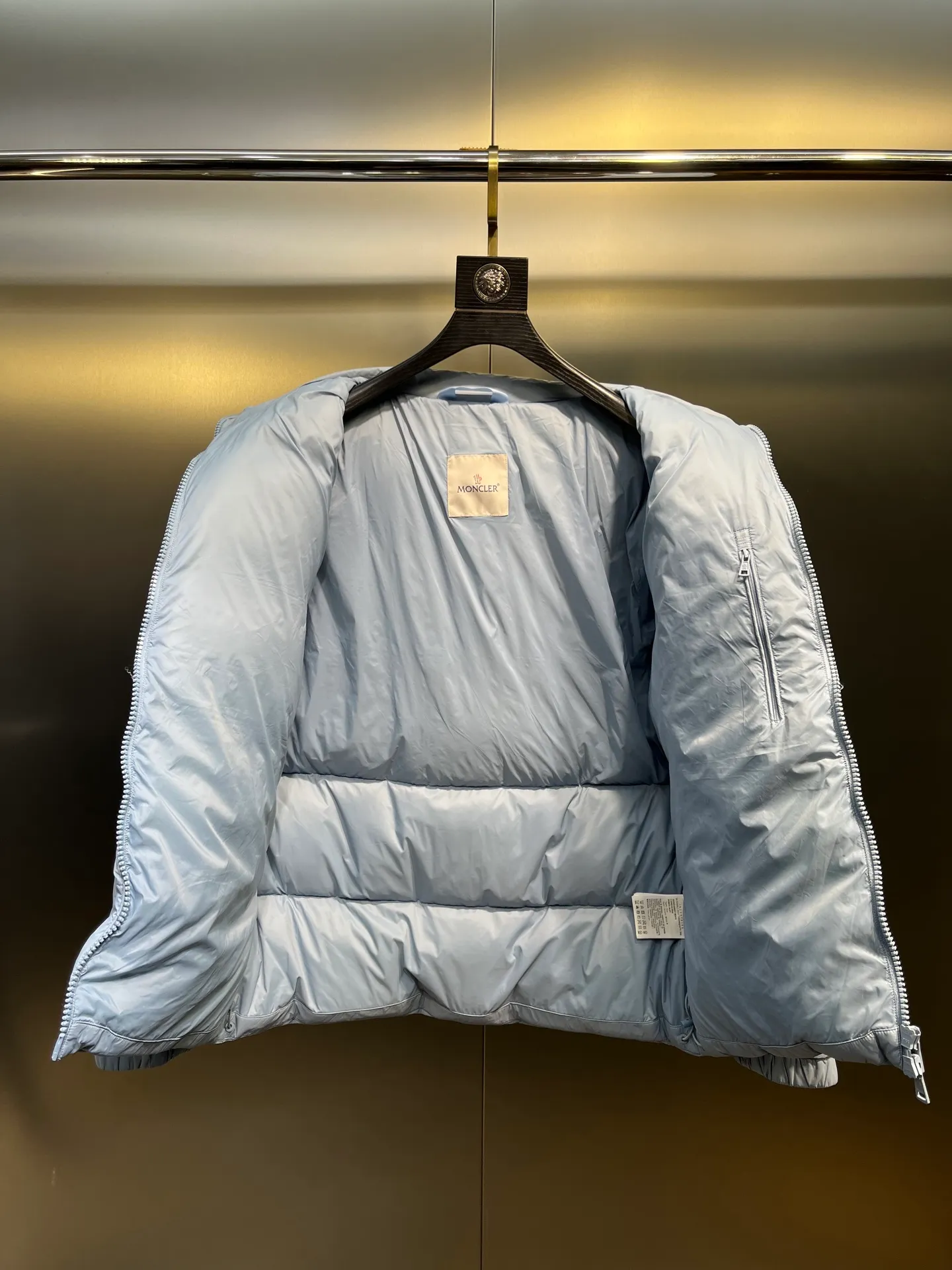 P840 Moncler Citala🌟 Short men's down jacket. Looking at it, there is no other version on the market that can beat it. 130w + one ton of premium European gooseneck velvet filling. 850+ fill power, which is twice as thick as the market version and twice as light. Citala men's short down jacket is made of pop-colored light fabric, highlighting the vitality of the series. Made from lightweight nylon with a longue saison lining, the Citala down jacket is comfortable and warm without being bulky. This cropped down jacket has a comfortable fit, a signature turtleneck and a quilted, checkered silhouette. Details size: 12345