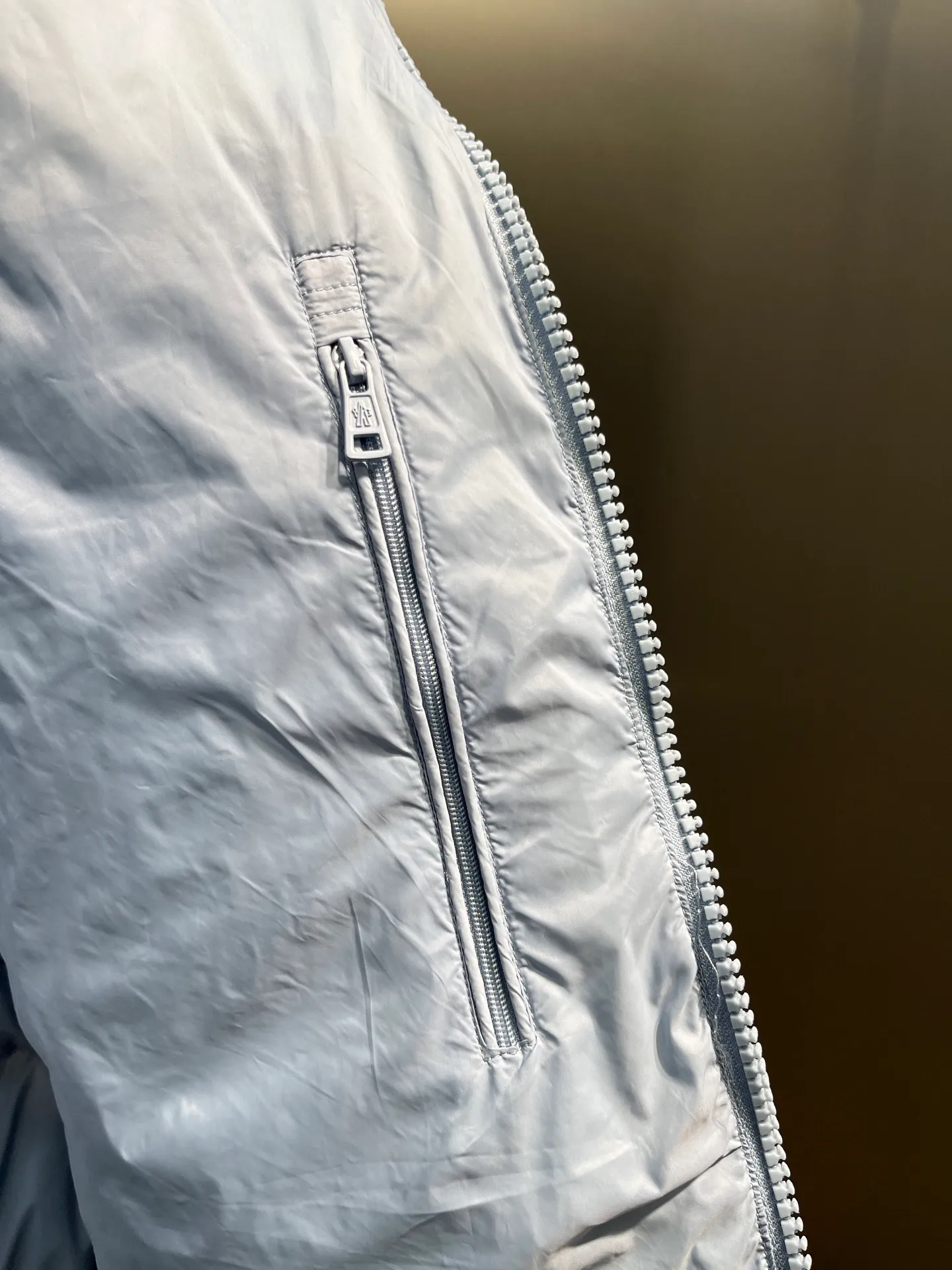 P840 Moncler Citala🌟 Short men's down jacket. Looking at it, there is no other version on the market that can beat it. 130w + one ton of premium European gooseneck velvet filling. 850+ fill power, which is twice as thick as the market version and twice as light. Citala men's short down jacket is made of pop-colored light fabric, highlighting the vitality of the series. Made from lightweight nylon with a longue saison lining, the Citala down jacket is comfortable and warm without being bulky. This cropped down jacket has a comfortable fit, a signature turtleneck and a quilted, checkered silhouette. Details size: 12345
