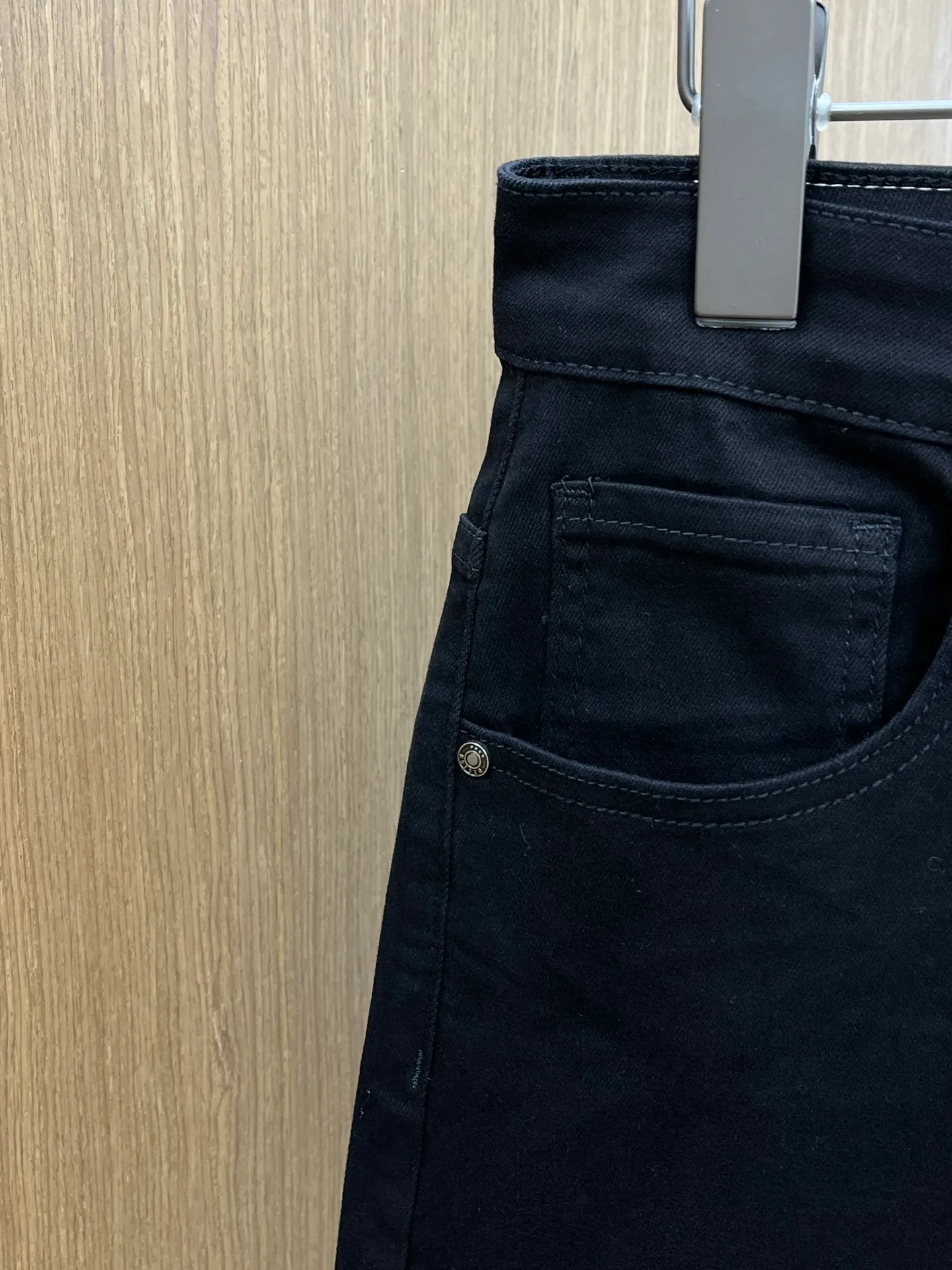 P270 🌸🌸 Moncler elastic slimming straight-leg pants, denim shorts, thin!  Very high-quality, stretch jeans can also be very comfortable... Super stretch and super handsome jeans! Heavy wash water elasticity...! You will be amazed by the clever design of these jeans! ! A pair of jeans cut from original cloth, light color, unique charm, made of high-quality cotton fabric, with frayed design and patch embroidery embellishment details. The fabric is comfortable, soft and can be matched casually. The comfort represents its interpretation of fashion and leisure. The details reflect the brand's pursuit of quality, with a bit of a hedonist flavor. It pays great attention to details and restores the texture of top-grade hardware. . Showing a sense of luxury and fashion. . Very worth buying. Size: Size: 29-38. . (No 35, 37)