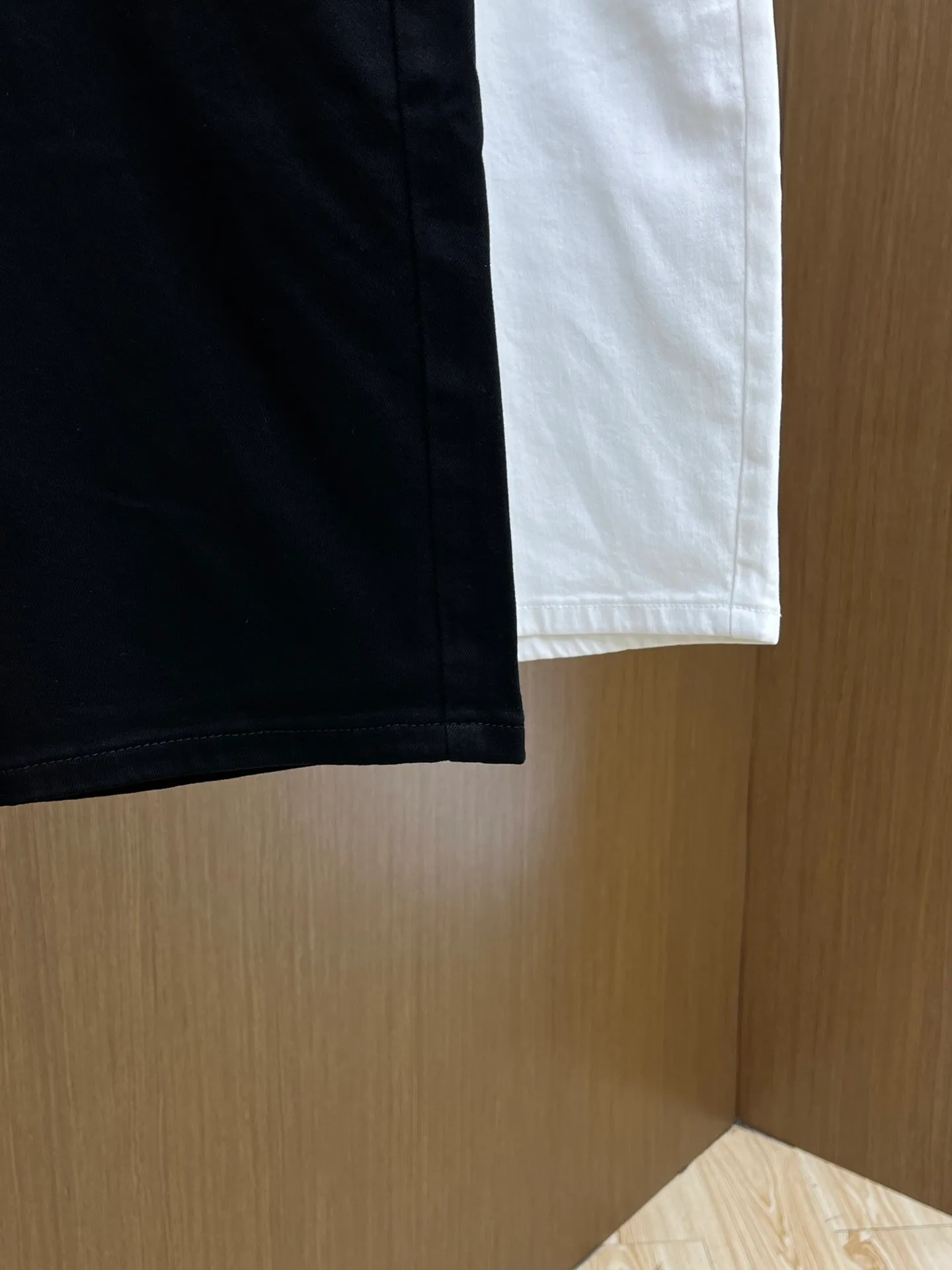 P270 🌸🌸 Moncler elastic slimming straight-leg pants, denim shorts, thin!  Very high-quality, stretch jeans can also be very comfortable... Super stretch and super handsome jeans! Heavy wash water elasticity...! You will be amazed by the clever design of these jeans! ! A pair of jeans cut from original cloth, light color, unique charm, made of high-quality cotton fabric, with frayed design and patch embroidery embellishment details. The fabric is comfortable, soft and can be matched casually. The comfort represents its interpretation of fashion and leisure. The details reflect the brand's pursuit of quality, with a bit of a hedonist flavor. It pays great attention to details and restores the texture of top-grade hardware. . Showing a sense of luxury and fashion. . Very worth buying. Size: Size: 29-38. . (No 35, 37)