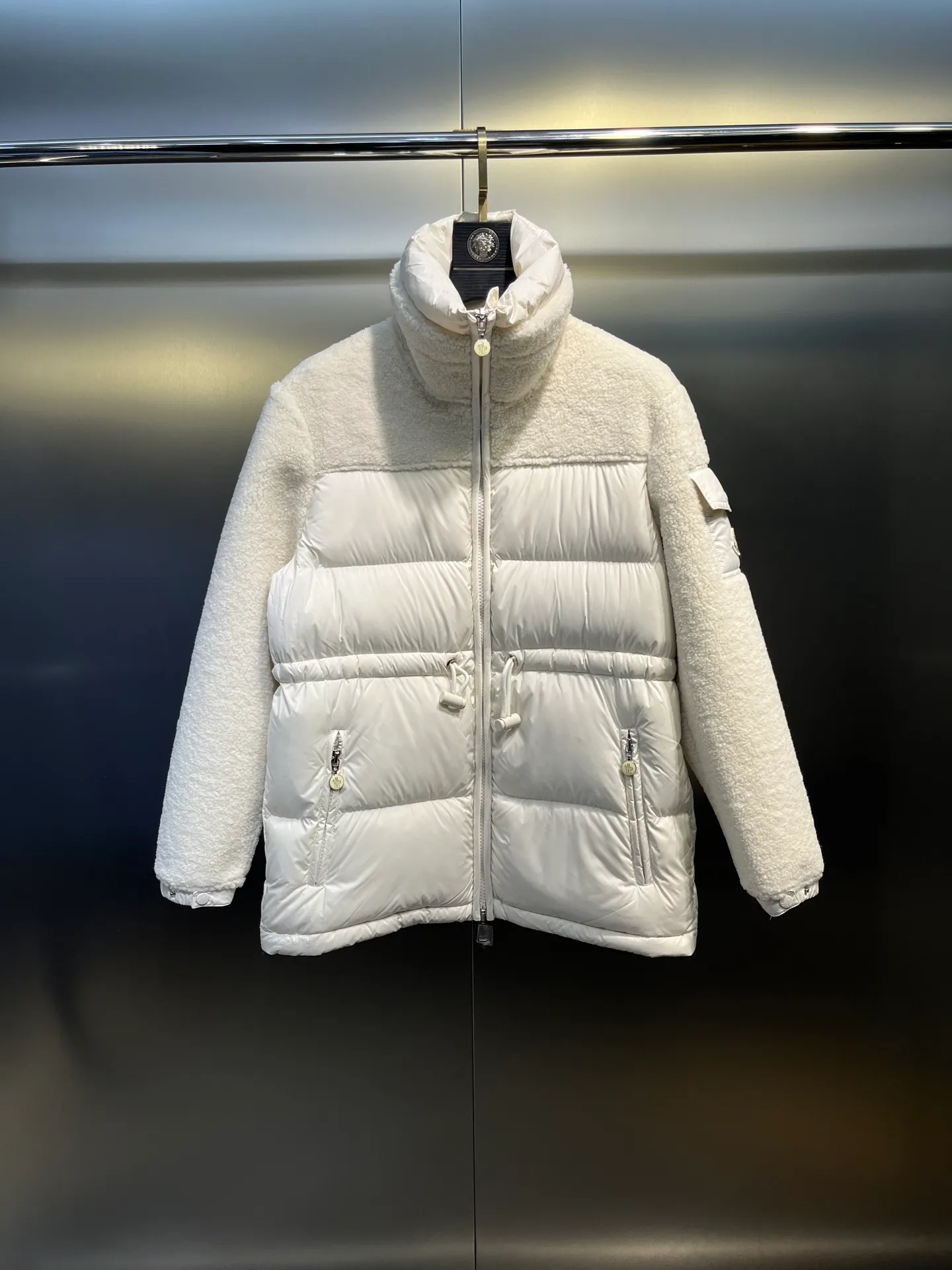 P1000 Moncler🌟New style for autumn and winter. Smooth sheepskin down jacket. Original custom-made imported fabric with soft and delicate texture. High stand-up collar and loose fit. Freely adjustable drawstring waist design. Age-reducing girlish style. Not picky. The fit is casual and super fashionable. Original hardware accessories. Very detailed. Size: 0123