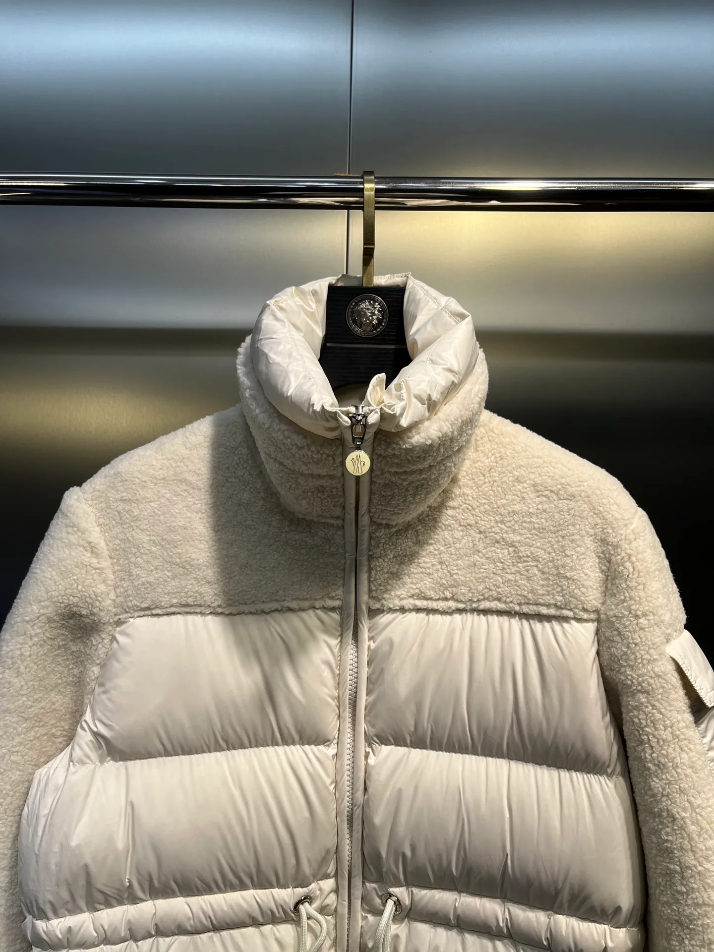P1000 Moncler🌟New style for autumn and winter. Smooth sheepskin down jacket. Original custom-made imported fabric with soft and delicate texture. High stand-up collar and loose fit. Freely adjustable drawstring waist design. Age-reducing girlish style. Not picky. The fit is casual and super fashionable. Original hardware accessories. Very detailed. Size: 0123
