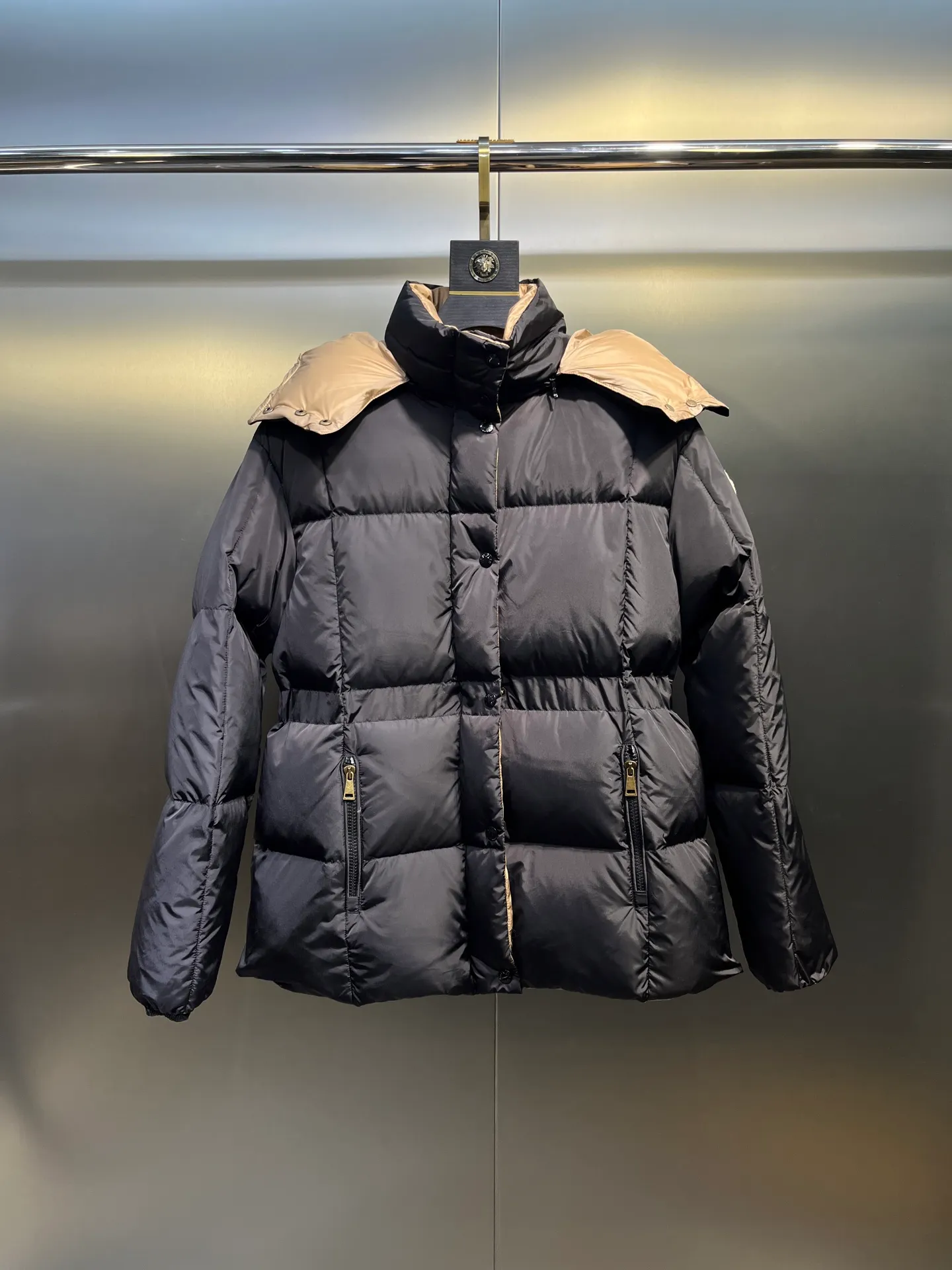 P880 moncler 🌟 New arrival in autumn and winter, waist-cinched color-blocked hooded down hood with detachable design. The short version is made of nylon fabric. It has a glossy satin effect and is paired with a waist-cinched design to outline a soft silhouette. The double-pocket zipper closure is simple and elegant, and the white duck down filling is very fluffy, fashionable, warm and versatile!  size: 0123