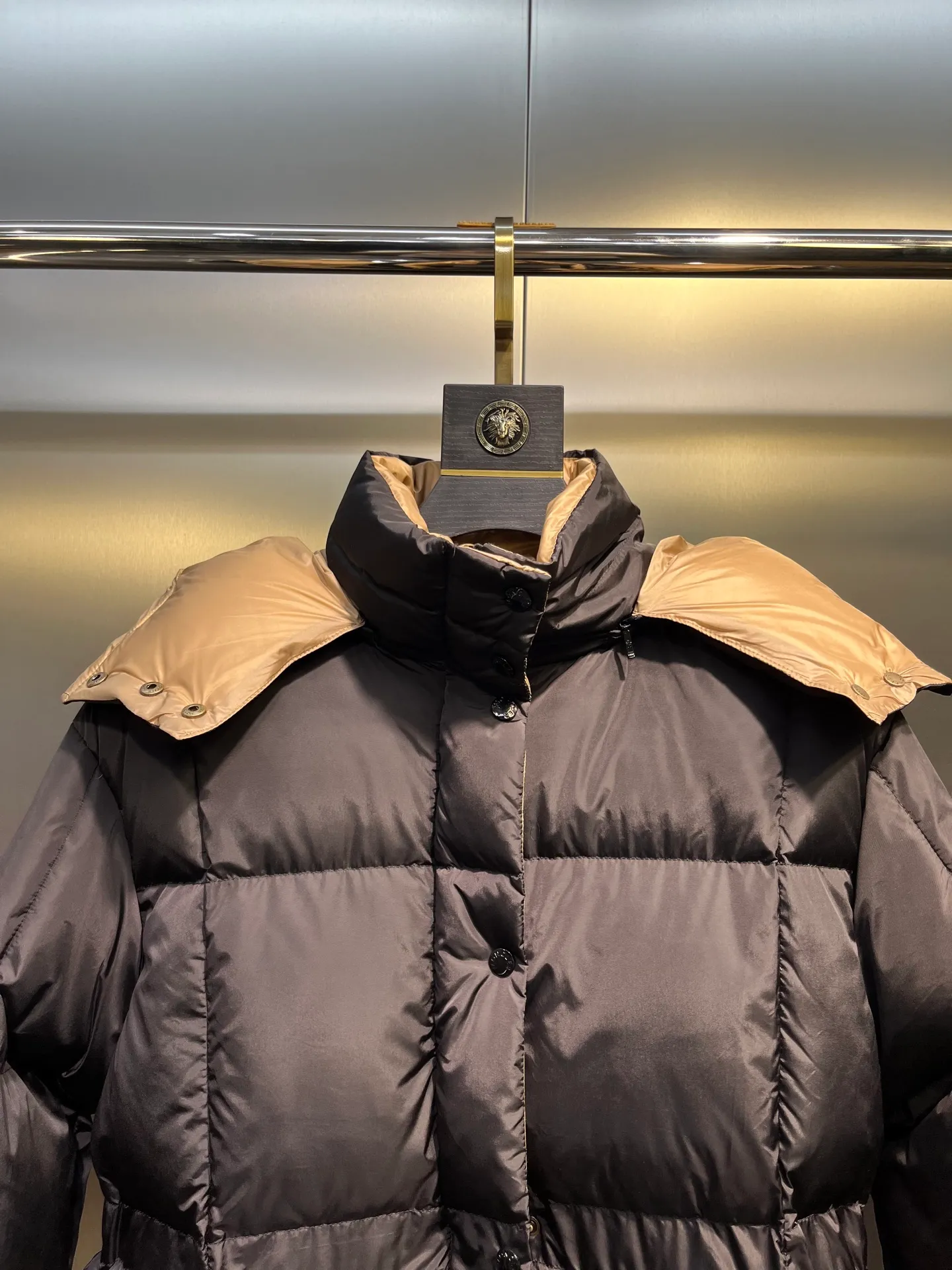 P880 moncler 🌟 New arrival in autumn and winter, waist-cinched color-blocked hooded down hood with detachable design. The short version is made of nylon fabric. It has a glossy satin effect and is paired with a waist-cinched design to outline a soft silhouette. The double-pocket zipper closure is simple and elegant, and the white duck down filling is very fluffy, fashionable, warm and versatile!  size: 0123