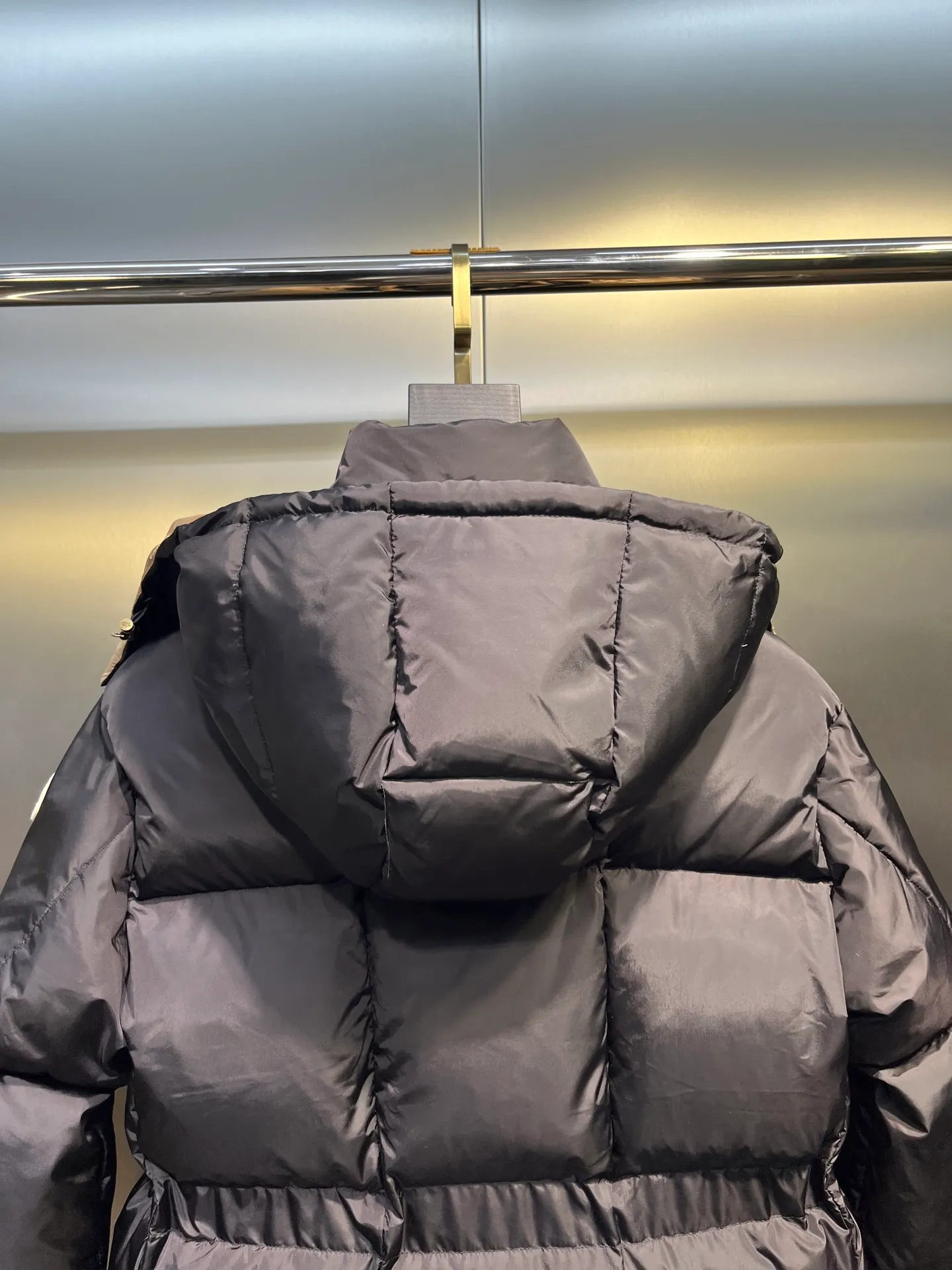 P880 moncler 🌟 New arrival in autumn and winter, waist-cinched color-blocked hooded down hood with detachable design. The short version is made of nylon fabric. It has a glossy satin effect and is paired with a waist-cinched design to outline a soft silhouette. The double-pocket zipper closure is simple and elegant, and the white duck down filling is very fluffy, fashionable, warm and versatile!  size: 0123