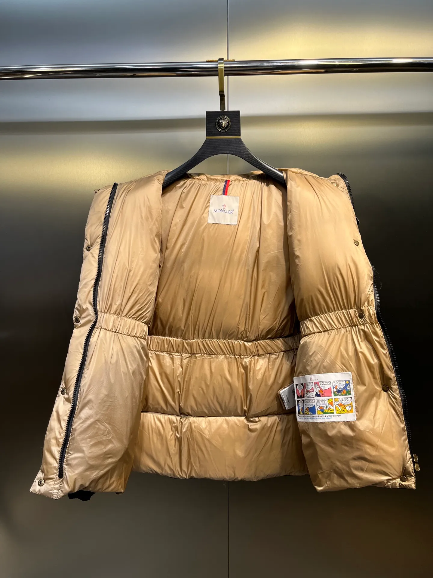 P880 moncler 🌟 New arrival in autumn and winter, waist-cinched color-blocked hooded down hood with detachable design. The short version is made of nylon fabric. It has a glossy satin effect and is paired with a waist-cinched design to outline a soft silhouette. The double-pocket zipper closure is simple and elegant, and the white duck down filling is very fluffy, fashionable, warm and versatile!  size: 0123