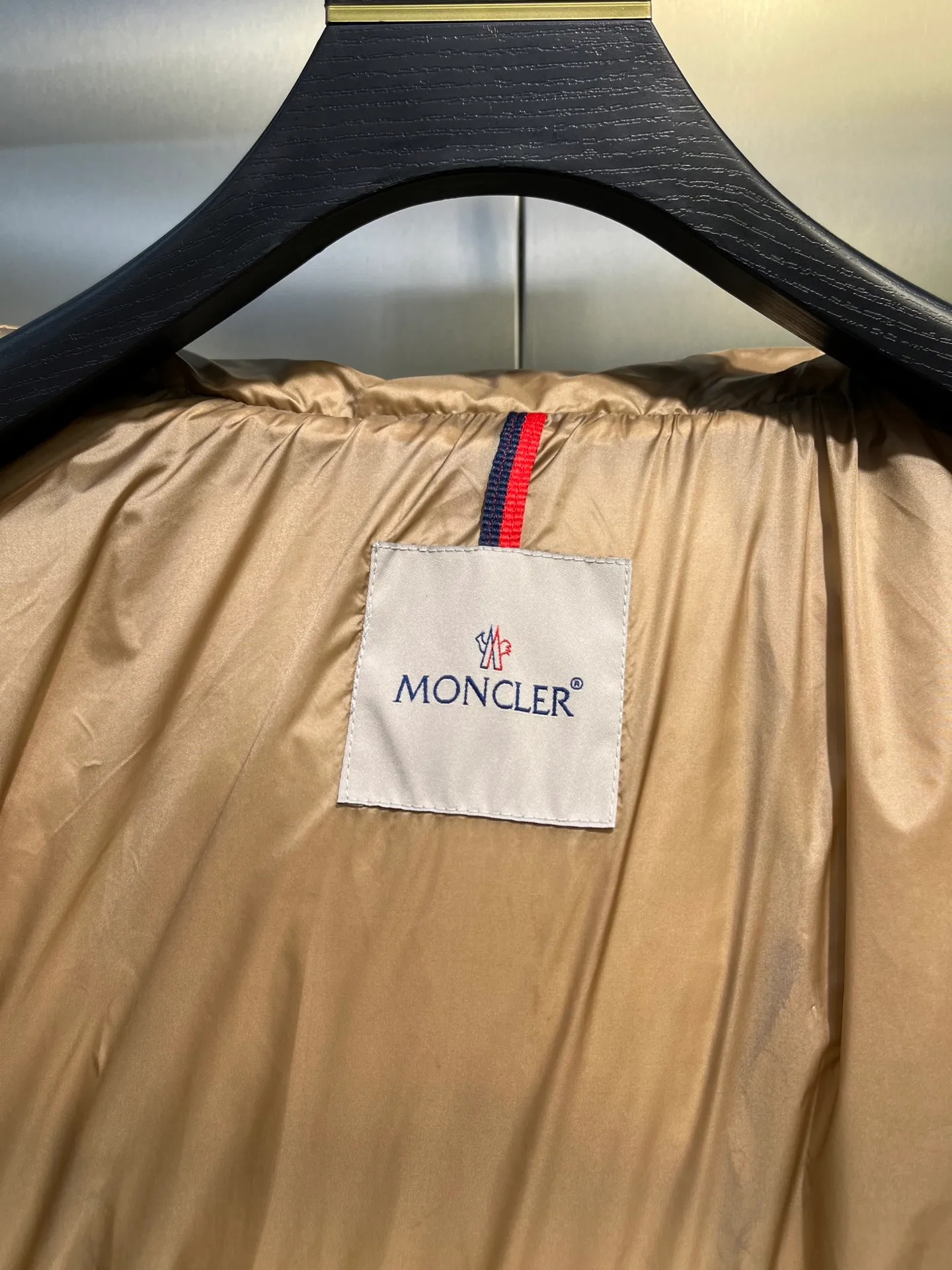 P880 moncler 🌟 New arrival in autumn and winter, waist-cinched color-blocked hooded down hood with detachable design. The short version is made of nylon fabric. It has a glossy satin effect and is paired with a waist-cinched design to outline a soft silhouette. The double-pocket zipper closure is simple and elegant, and the white duck down filling is very fluffy, fashionable, warm and versatile!  size: 0123