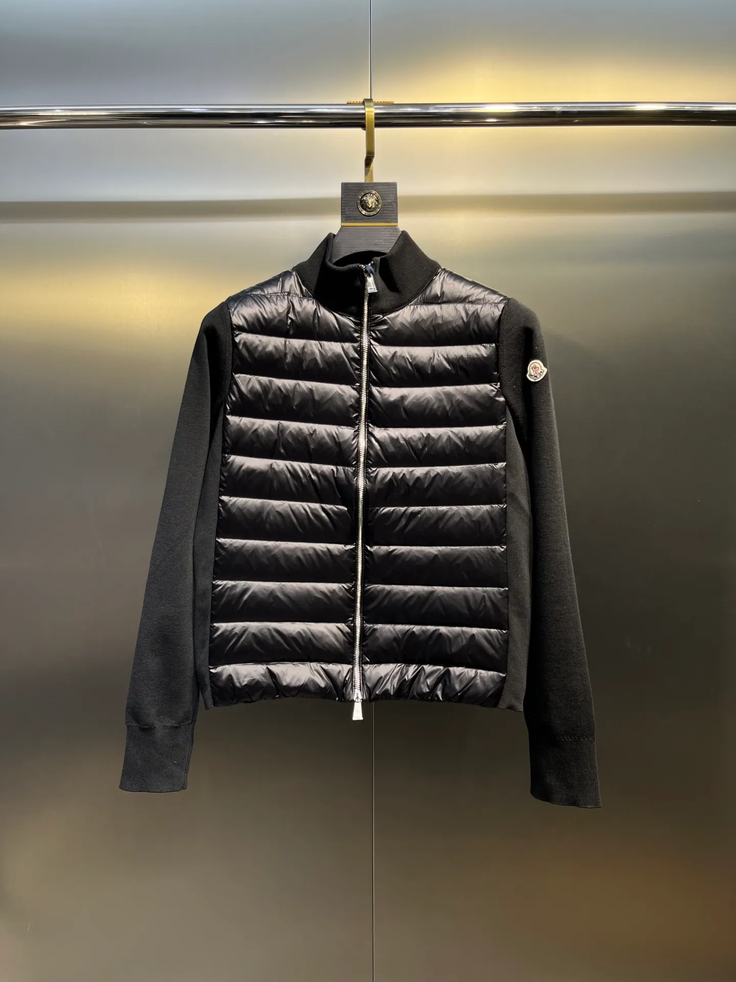 P840 moncler Premium 🌟 Down Knitted Moncler Thin Knitted Stand Collar | Down Jacket The ultimate inner wear item in winter!!! Several sweaters with down are released at this time of year. In fact, the evergreen style of sweaters and down is a basic style. It can be worn alone or layered, which will give it a more layered look!!! The front is down, and the back and two sleeves are made of wool blended fabrics. The soft and delicate knitted feel is not irritating at all! The texture is amazing, the velvet is large, delicate and stemless, and full of fluffiness! It has enough filling, and its thermal insulation performance is not to mention!!! It is windproof and warm, eliminating any possibility of velvet running. It feels silky and smooth, and the stiffness is also very good. The upper body will not look bloated. It is an evergreen model with a spliced ​​design! Color: white, black, lotus root pink Size: 1234