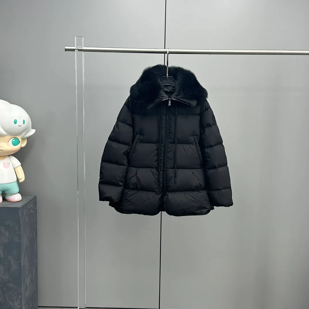 P900 Moncler's new Locustelle mid-length hooded oversized fur collar women's down jacket. Made of polyester fiber fabric. Polyester fiber lining filled with 90 white goose down. Adjustable hood, imported Tuscan oversized fur collar. Three-dimensional tailoring to slim down the waist. Exquisite hardware opening. The whole dress is luxurious and advanced. Customized fabrics are soft and comfortable. Color: black white. Size: 0-1-2