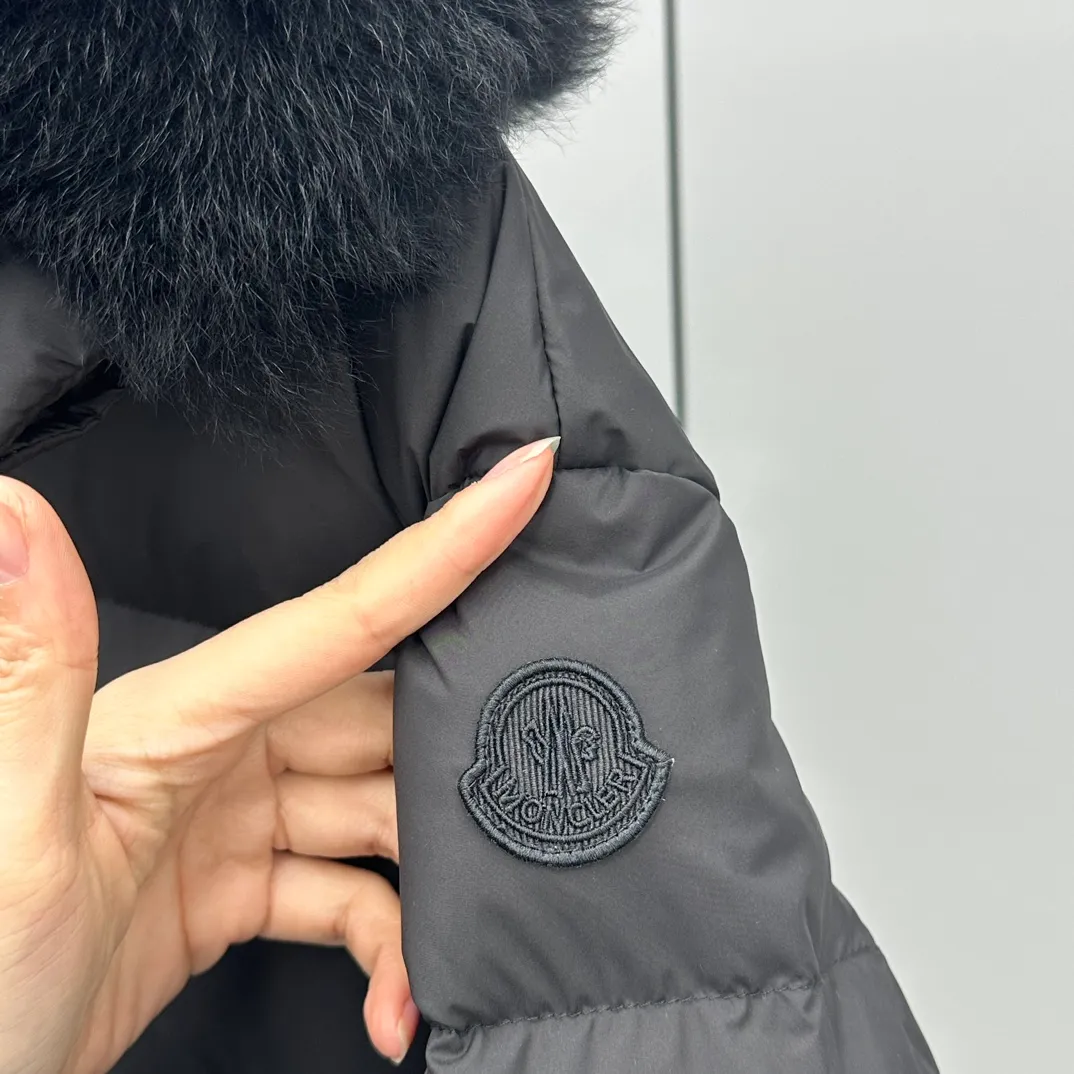 P900 Moncler's new Locustelle mid-length hooded oversized fur collar women's down jacket. Made of polyester fiber fabric. Polyester fiber lining filled with 90 white goose down. Adjustable hood, imported Tuscan oversized fur collar. Three-dimensional tailoring to slim down the waist. Exquisite hardware opening. The whole dress is luxurious and advanced. Customized fabrics are soft and comfortable. Color: black white. Size: 0-1-2