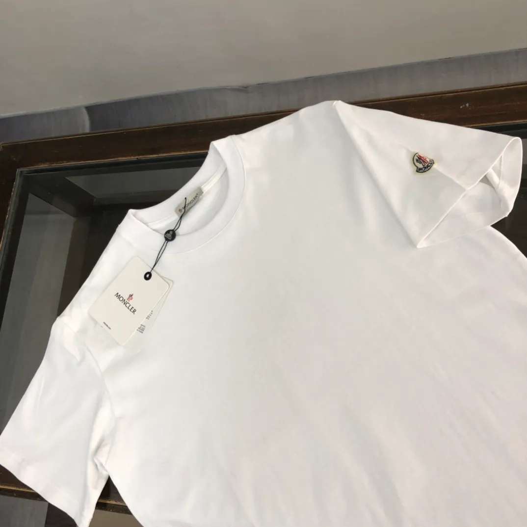 P160 MONCLER masked clean short-sleeved T-shirt. The fabric upper body is comfortable and breathable, not stiff, slim cut, and made of high-end custom-made pure cotton fabric! The upper body is comfortable and stylish, and it can be worn alone as an inner layer. It is a must-have for fashionistas! ! ! Color: Black White Light Gray Royal Blue Sky Blue Dark Gray Orange Brown Size: S M L XL (Loose version! Please indicate your height and weight when placing an order)