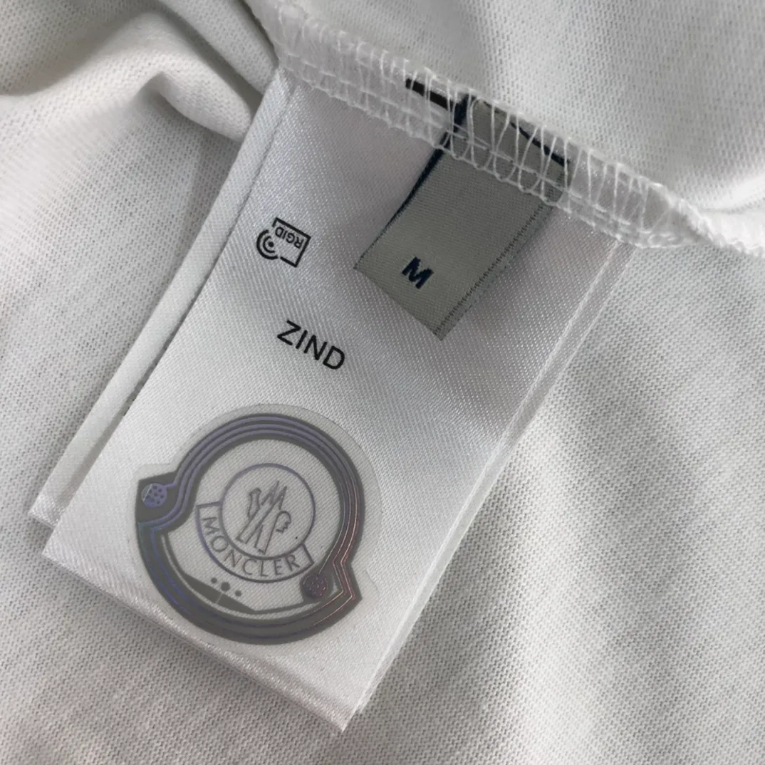 P160 MONCLER masked clean short-sleeved T-shirt. The fabric upper body is comfortable and breathable, not stiff, slim cut, and made of high-end custom-made pure cotton fabric! The upper body is comfortable and stylish, and it can be worn alone as an inner layer. It is a must-have for fashionistas! ! ! Color: Black White Light Gray Royal Blue Sky Blue Dark Gray Orange Brown Size: S M L XL (Loose version! Please indicate your height and weight when placing an order)