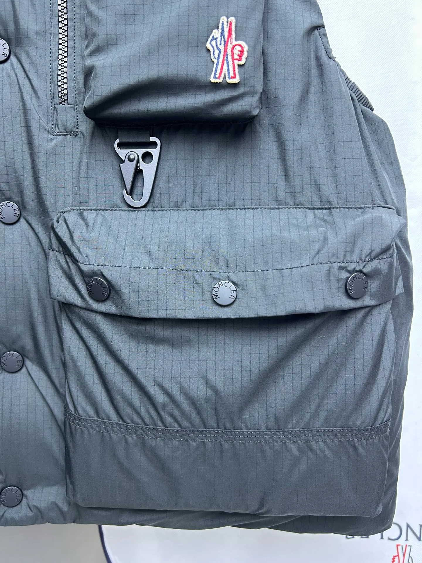 P980 Moncler Mouth SS25 Tongass Multi-Pocket Ripstop Outdoor Stand Collar Down Vest Jacket Designed for spending time outdoors in mild weather, the Tongass Down Vest provides protection without feeling heavy and is made from ripstop fabric. Waterproof fabric is very compact and is a durable material that does not add weight. Style number: Work vest 2503 Color: black khaki Size: 12345