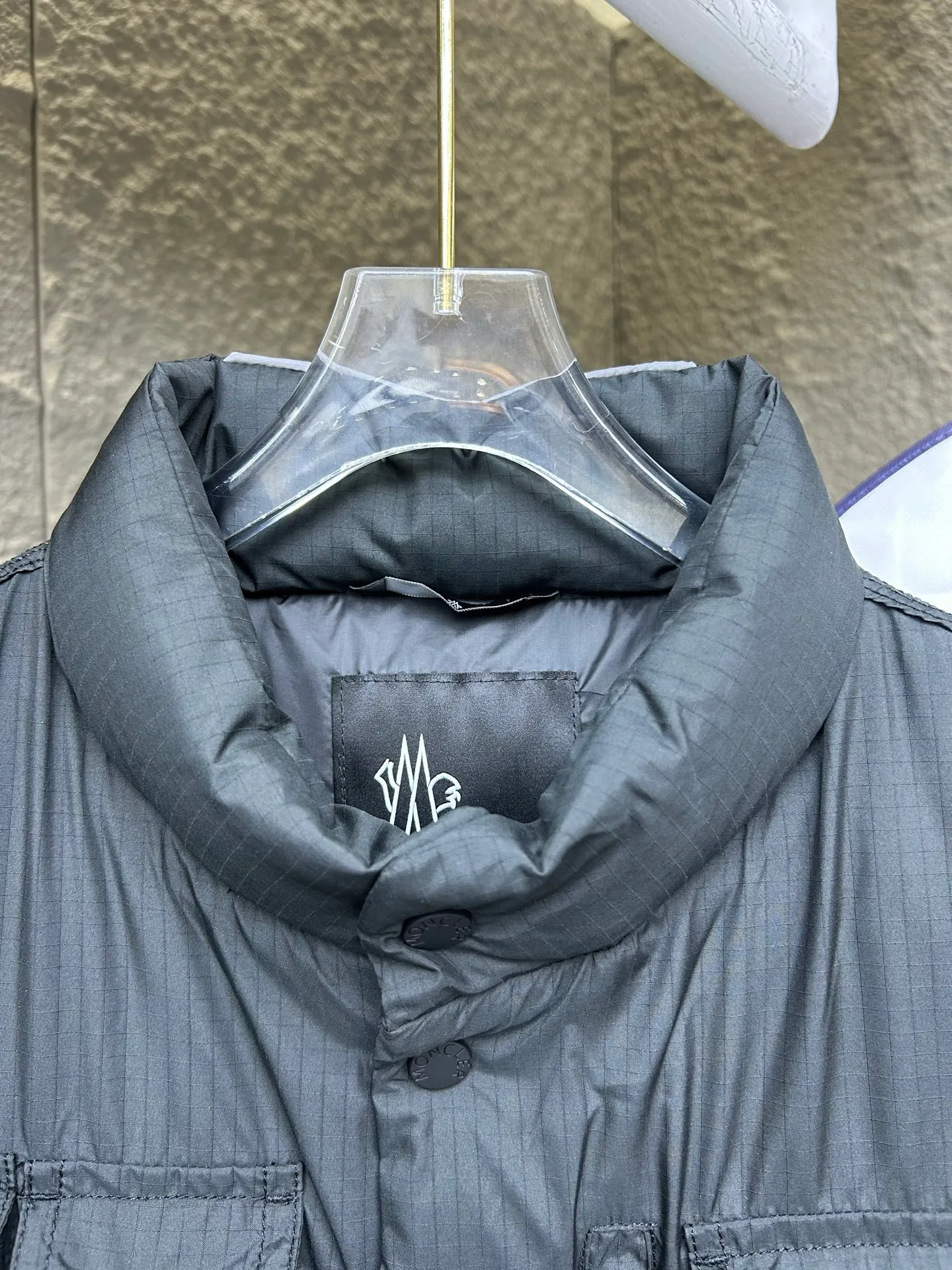 P980 Moncler Mouth SS25 Tongass Multi-Pocket Ripstop Outdoor Stand Collar Down Vest Jacket Designed for spending time outdoors in mild weather, the Tongass Down Vest provides protection without feeling heavy and is made from ripstop fabric. Waterproof fabric is very compact and is a durable material that does not add weight. Style number: Work vest 2503 Color: black khaki Size: 12345