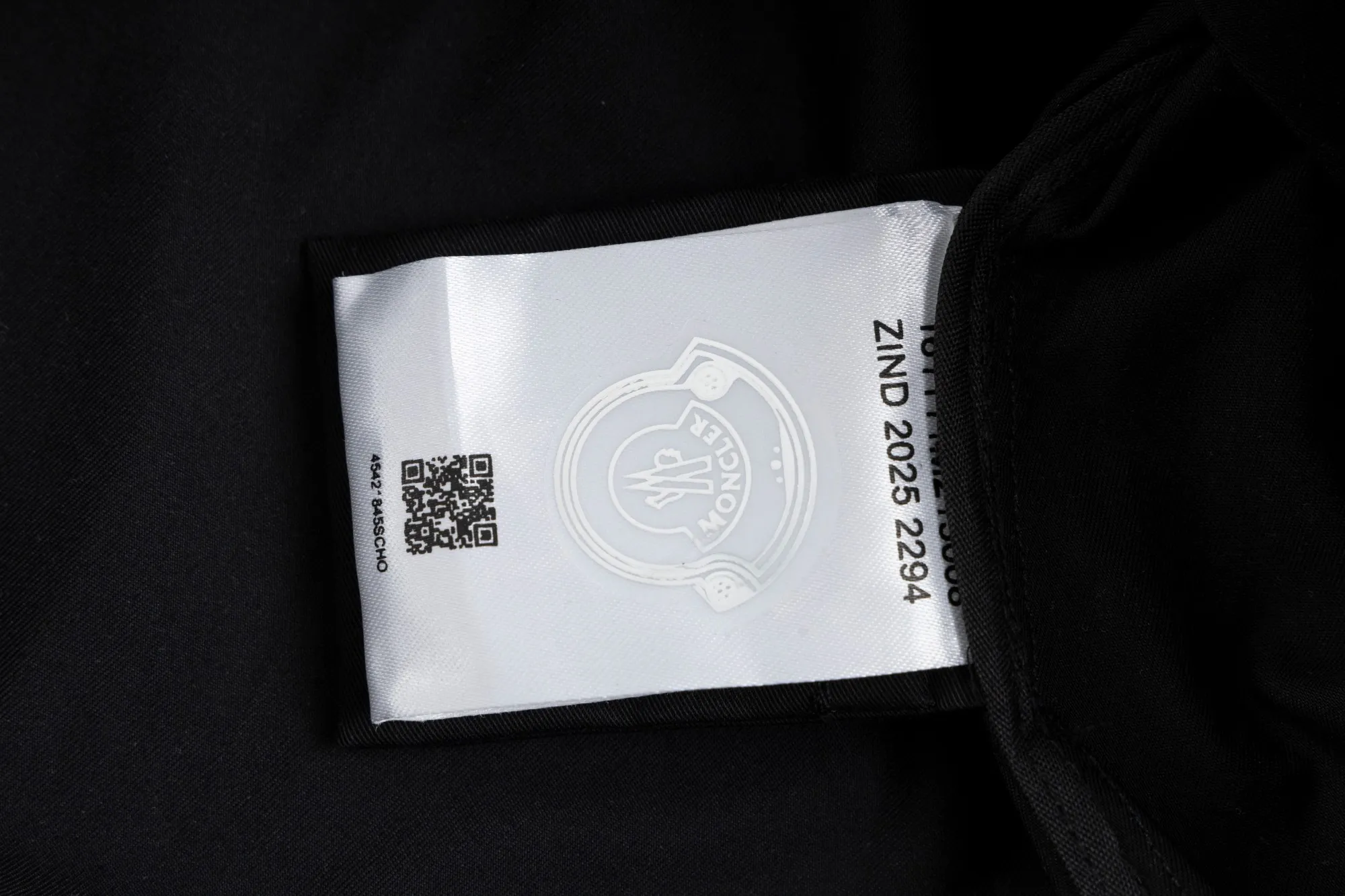 P330 model number SL308 MONCLER masked pocket logo embroidered zipper jacket, same style for men and women, consistent details on the official website, full package, complete with three labels, moisture-proof paper, differentiated from market currency, feel free to compare, original matching accessories 1:1, main mark technology, very high-end, custom-made premium cotton hidden pattern Huada fine grid nylon blended outer layer super soft polyacetate fiber craft fabric Delicate and soft inner layer, fashionable and smooth drape woven with special water-based ink printing, 75D high-density, light-proof functional fabric, 3D splicing and tailoring, oversize loose fit, maximum wear 200, color: black, size: S-XL