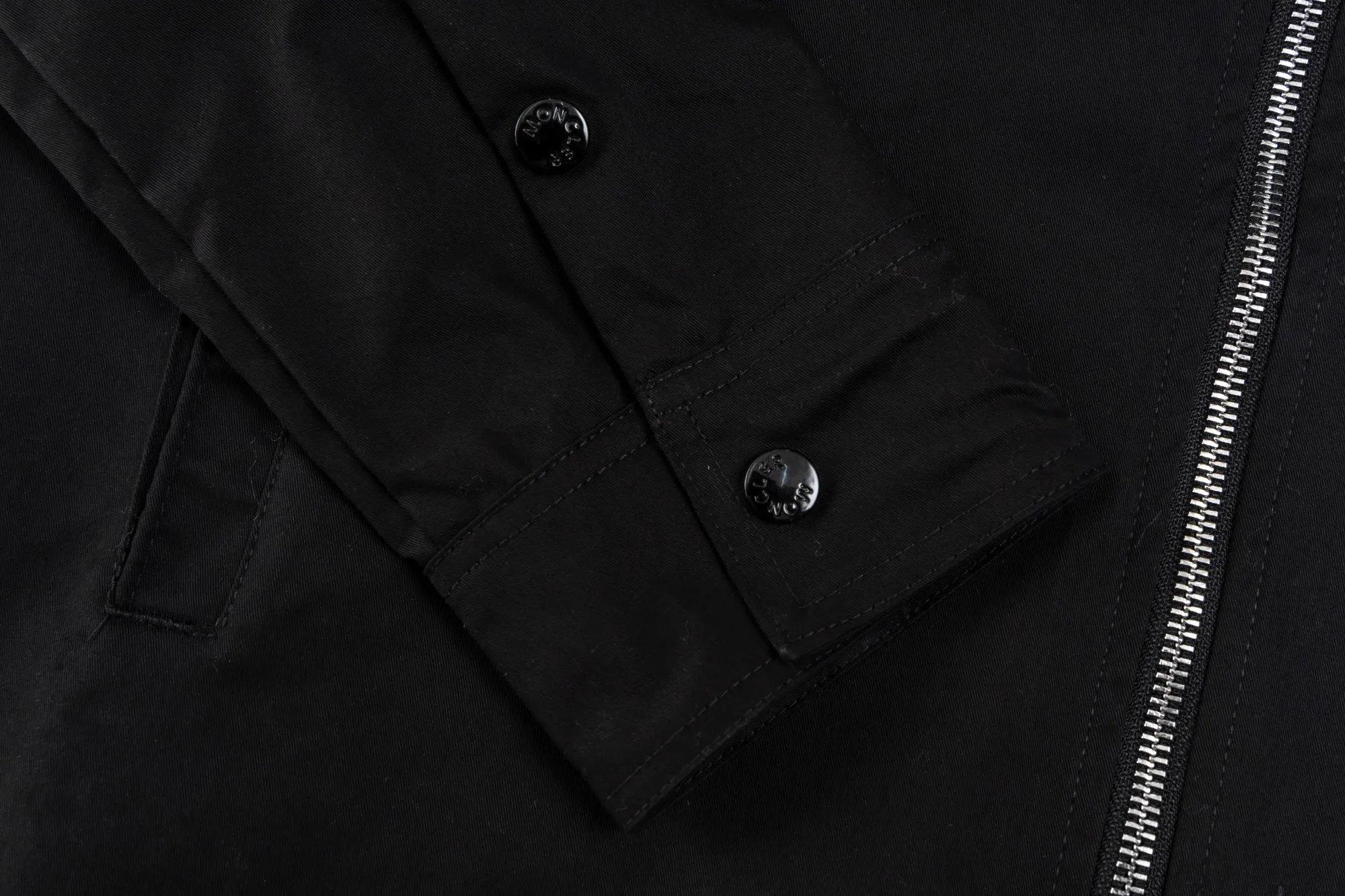 P330 model number SL308 MONCLER masked pocket logo embroidered zipper jacket, same style for men and women, consistent details on the official website, full package, complete with three labels, moisture-proof paper, differentiated from market currency, feel free to compare, original matching accessories 1:1, main mark technology, very high-end, custom-made premium cotton hidden pattern Huada fine grid nylon blended outer layer super soft polyacetate fiber craft fabric Delicate and soft inner layer, fashionable and smooth drape woven with special water-based ink printing, 75D high-density, light-proof functional fabric, 3D splicing and tailoring, oversize loose fit, maximum wear 200, color: black, size: S-XL