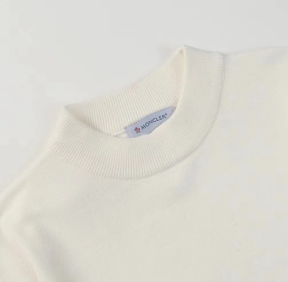 P210 Moncler/Mongolian 3-label complete, half-turtleneck sweater, fine wool blended sweater, high-end customized collection for men and women, part of the brand's high-end main line, patented top-grade yarn blending, using innovation to interpret conventional styles. The configuration of the fabric is subversive. The details are remarkable, and the price-performance ratio is very high. Meri wool yarn is of excellent quality. It feels super soft, delicate, soft, non-pilling and does not deform. The upper body is extremely skin-friendly and comfortable. Can be worn on its own with a jacket or on its own. Size: M L XL 2XL 3XL
