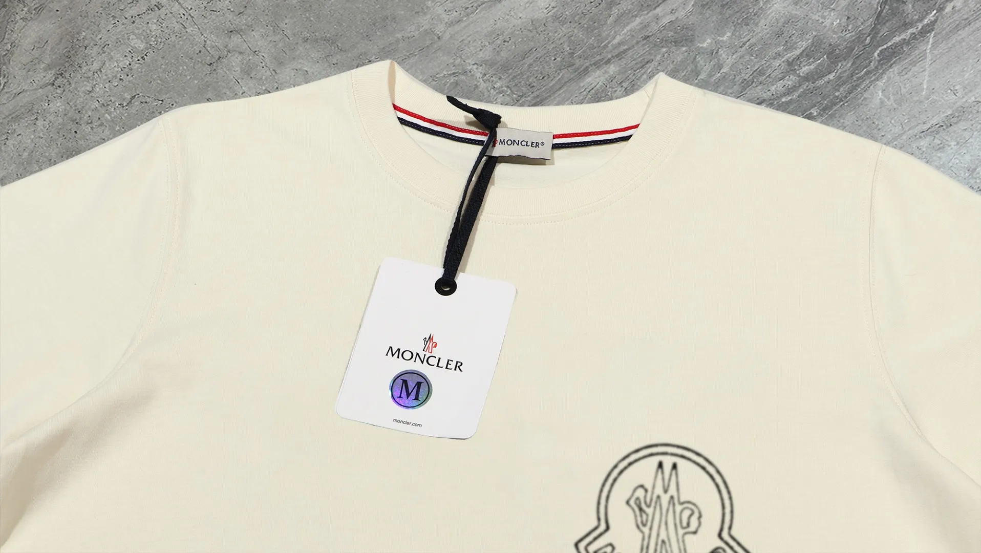 P210 High-version sweatshirt) [Long-term stock] 〖𝐌𝐎𝐍𝐂𝐋𝐄𝐑~Mask〗 Made of 440g heavy-weight fabric. It is different from the market currency. It can be matched with any variety and is properly handsome. 😎The whole dress is made of double waistcoats. The double waistcoats make the whole dress more three-dimensional. Not ordinary factories can do such fine work. 2025 Spring runway version of the T stage, on sale at the counter, round neck terry sweatshirt, high-end double-strand pure cotton, custom-made stretch ribs, dyed in the same vat, complete with three standards, matched with exquisite embroidered LOGO on the chest, simple and advanced, same style for men and women. Color: black, apricot, white, size: S M L XL 2XL