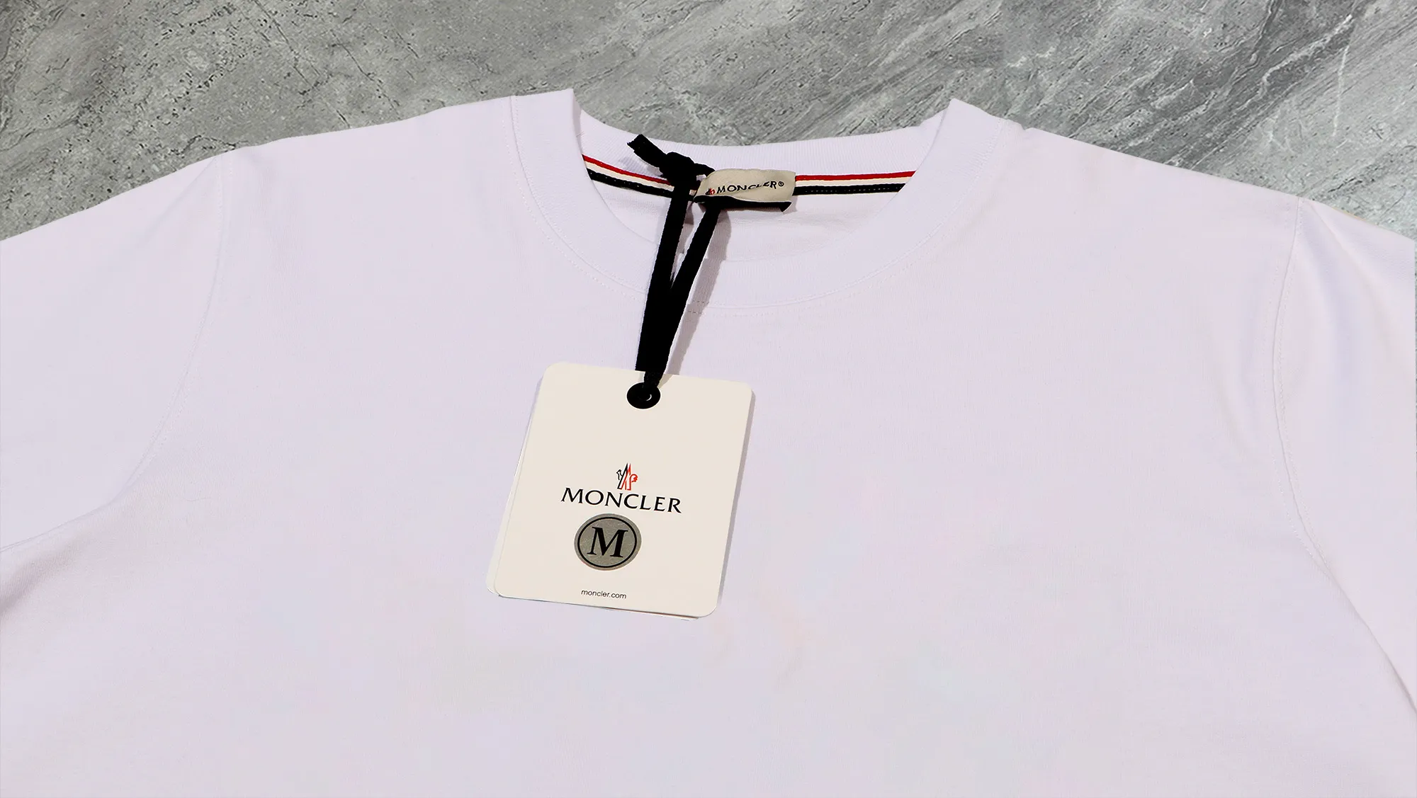 P210 high version sweatshirt) 📦Support exchange after the year📦 [Long-term ready stock] 〖 𝐌𝐎𝐍𝐂𝐋𝐄𝐑~Mask〗 Made of 440g heavyweight fabric Different from the market currency, you can match it with anything and it will be handsome😎The whole dress is made of double waistcoats. The double waistcoat method makes the whole dress more three-dimensional. It is not something that ordinary factories can do. 2025 T stage spring catwalk version, on sale at the counter, round neck terry sweatshirt. High-end double-strand pure cotton. Customized stretch ribs are dyed in the same vat. Complete with three standards. Matched with exquisite embroidered LOGO on the chest, simple and advanced. Same style for men and women. Color: black, apricot, white Size: S M L XL 2XL