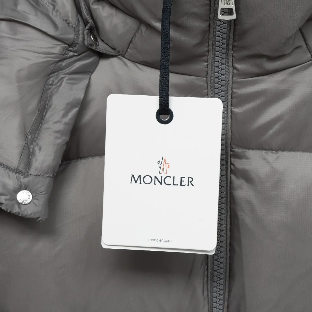 P920 top version (different currencies) Style: Moncler Moncler FW25 Couyere Hooded Short Down Jacket New Maya hooded zipper down jacket (all made of national standard 90 goose down, sizes are all authentic digital sizes) Color: Picture color Size: 1-2-3-4-5 Fabric: 90 goose down Accessories: Full set of customized accessories No gender distinction, same style for men and women