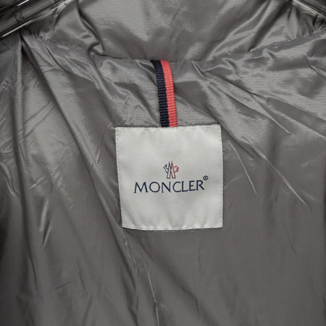 P920 top version (different currencies) Style: Moncler Moncler FW25 Couyere Hooded Short Down Jacket New Maya hooded zipper down jacket (all made of national standard 90 goose down, sizes are all authentic digital sizes) Color: Picture color Size: 1-2-3-4-5 Fabric: 90 goose down Accessories: Full set of customized accessories No gender distinction, same style for men and women