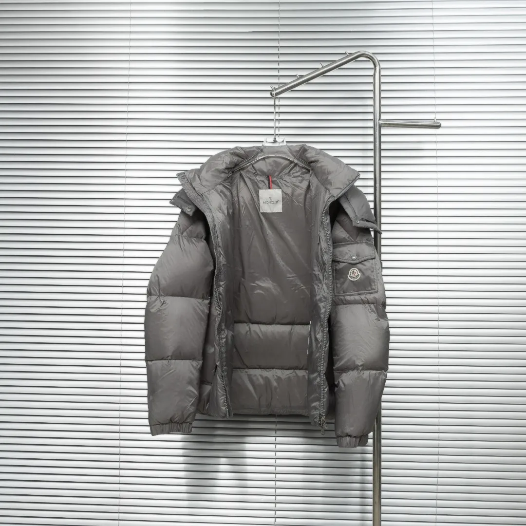 P920 top version (different currencies) Style: Moncler Moncler FW25 Couyere Hooded Short Down Jacket New Maya hooded zipper down jacket (all made of national standard 90 goose down, sizes are all authentic digital sizes) Color: Picture color Size: 1-2-3-4-5 Fabric: 90 goose down Accessories: Full set of customized accessories No gender distinction, same style for men and women