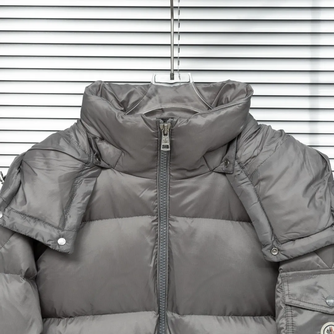 P920 top version (different currencies) Style: Moncler Moncler FW25 Couyere Hooded Short Down Jacket New Maya hooded zipper down jacket (all made of national standard 90 goose down, sizes are all authentic digital sizes) Color: Picture color Size: 1-2-3-4-5 Fabric: 90 goose down Accessories: Full set of customized accessories No gender distinction, same style for men and women