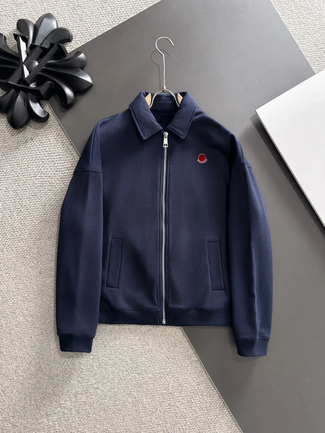 Next day shipment P460 MONCLER/Muzzle Exclusive launch of 25ss new autumn and winter lapel zipper jacket Many celebrities have the same style. Craftsmanship that ordinary small workshops cannot copy. We are not afraid of any challenges in terms of materials, detail restoration and craftsmanship, just to provide you with wonderful products. Compare the top original versions at will. No expense is spared just to make it better. Unique imported fabric feel. Purely imported German machine production. Precision operation and 10,000-needle density. A full set of new accessories and three standards are fully customized simultaneously. The upper body is versatile and fashionable. The perfect choice for autumn and winter. A must-have item. Size chart: S to XXL (or please state your height and weight when placing an order)