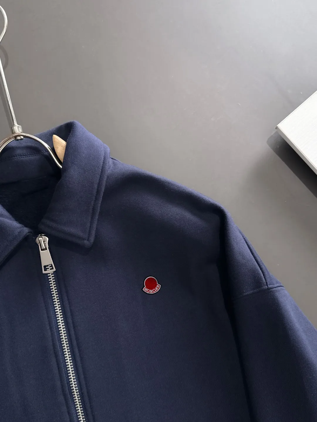 Next day shipment P460 MONCLER/Muzzle Exclusive launch of 25ss new autumn and winter lapel zipper jacket Many celebrities have the same style. Craftsmanship that ordinary small workshops cannot copy. We are not afraid of any challenges in terms of materials, detail restoration and craftsmanship, just to provide you with wonderful products. Compare the top original versions at will. No expense is spared just to make it better. Unique imported fabric feel. Purely imported German machine production. Precision operation and 10,000-needle density. A full set of new accessories and three standards are fully customized simultaneously. The upper body is versatile and fashionable. The perfect choice for autumn and winter. A must-have item. Size chart: S to XXL (or please state your height and weight when placing an order)