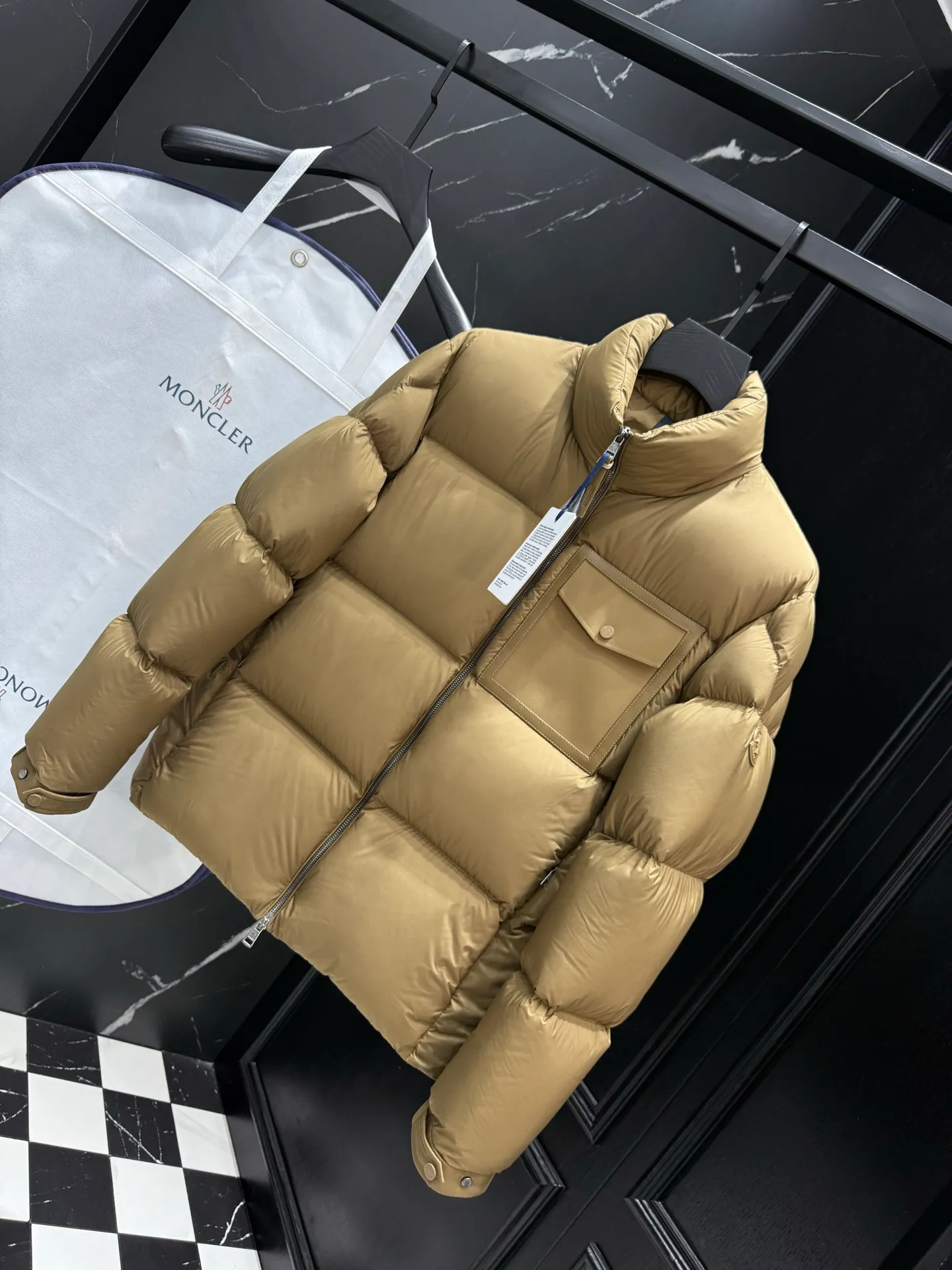 P860 Moncler Chinon Square-Quilted Short Down short stand-up collar zipper long-sleeved down jacket 🆕Original 1:1 customized hardware accessories are all imported and original customization. Welcome to compare at the counter. Absolutely high quality. Made of top-grade white duck down. Super soft. Full and fluffy. Super heavy workmanship. Fabric workmanship. 👍Perfect version. Note⚠The fabric is super comfortable. Exclusive model. Non-market goods. Unisex size: 12345 Color: black camel beige