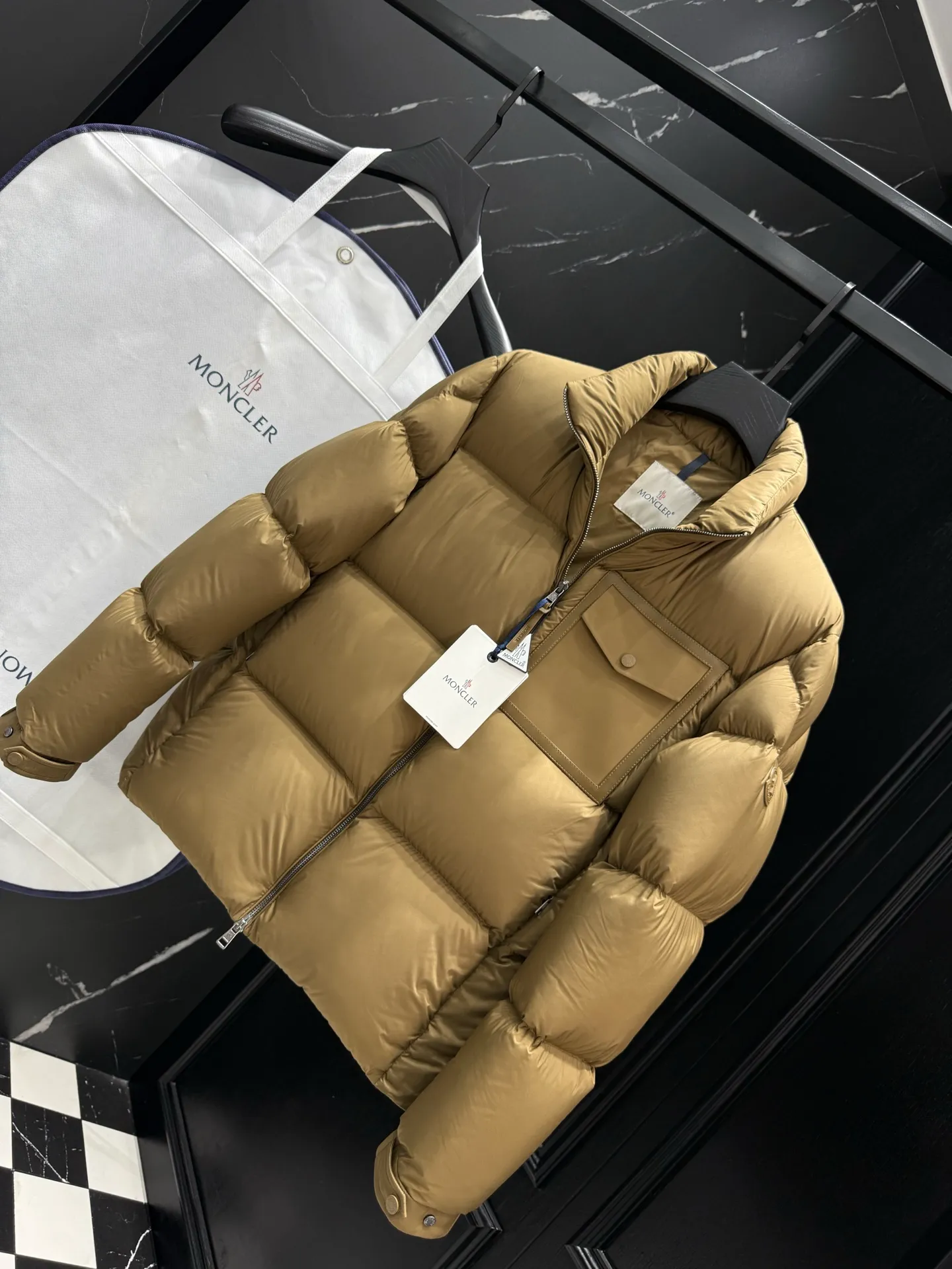 P860 Moncler Chinon Square-Quilted Short Down short stand-up collar zipper long-sleeved down jacket 🆕Original 1:1 customized hardware accessories are all imported and original customization. Welcome to compare at the counter. Absolutely high quality. Made of top-grade white duck down. Super soft. Full and fluffy. Super heavy workmanship. Fabric workmanship. 👍Perfect version. Note⚠The fabric is super comfortable. Exclusive model. Non-market goods. Unisex size: 12345 Color: black camel beige