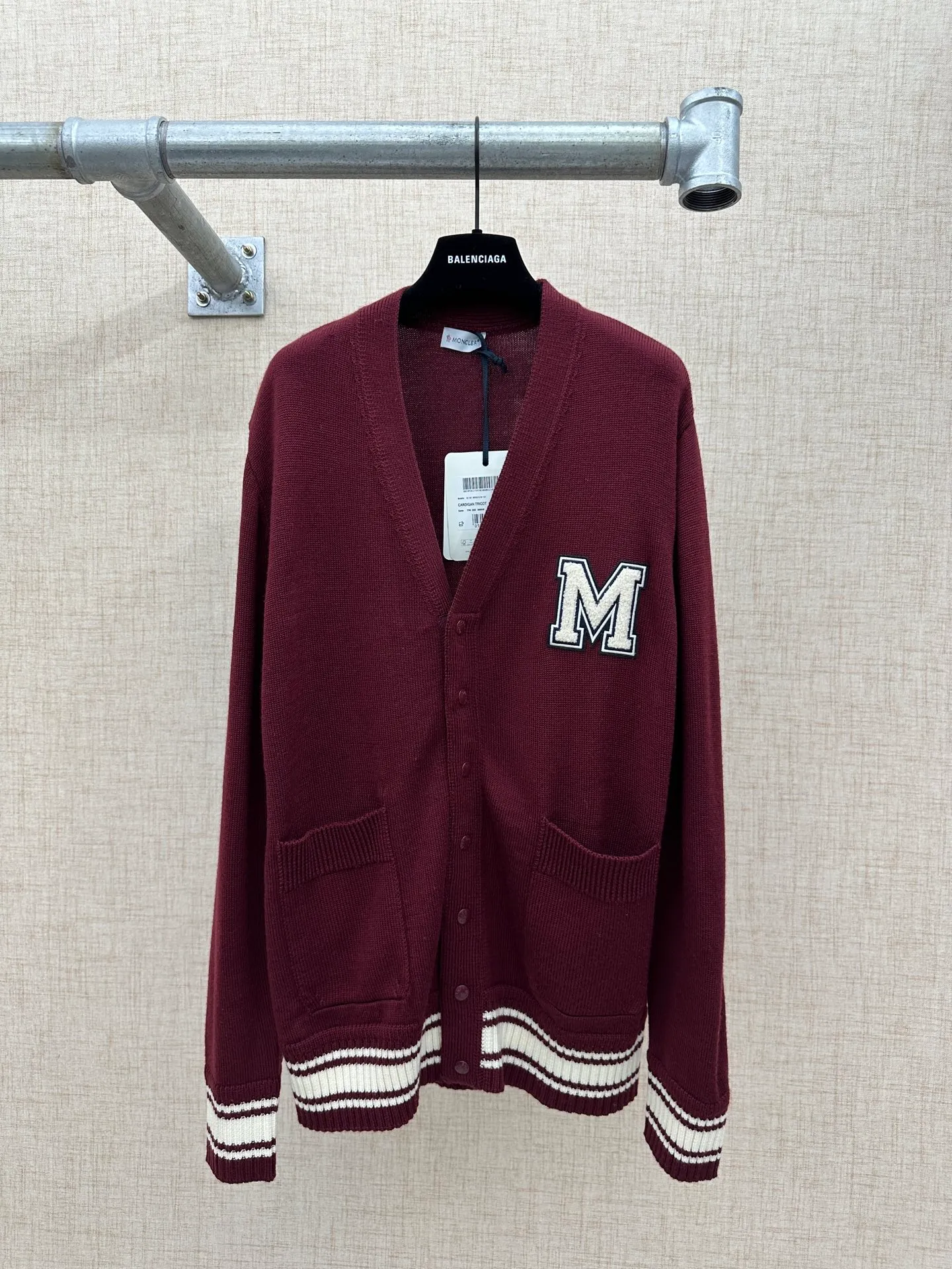 P640 💰 Moncler Men's embroidered monogram wool cardigan M embroidered college-style cardigan is inspired by college-style baseball uniforms. The main color is Bordeaux red with off-white striped ribbing on the cuffs and hem. There is a three-dimensional "M" letter embroidery on the left chest. The overall style is a retro campus feel.  The detailed logo buttons are engraved with the Moncler brand, and the embroidered letters are terry embroidered. The material is 100% wool jersey (7-needle process). It is a medium-thick item. It has button closure + V-neck + patch pocket design. It has a balance of warmth and practicality. It belongs to the Moncler men's casual knitting series. The style is suitable for layering shirts and T-shirts.  Size: S, M, L, XL,