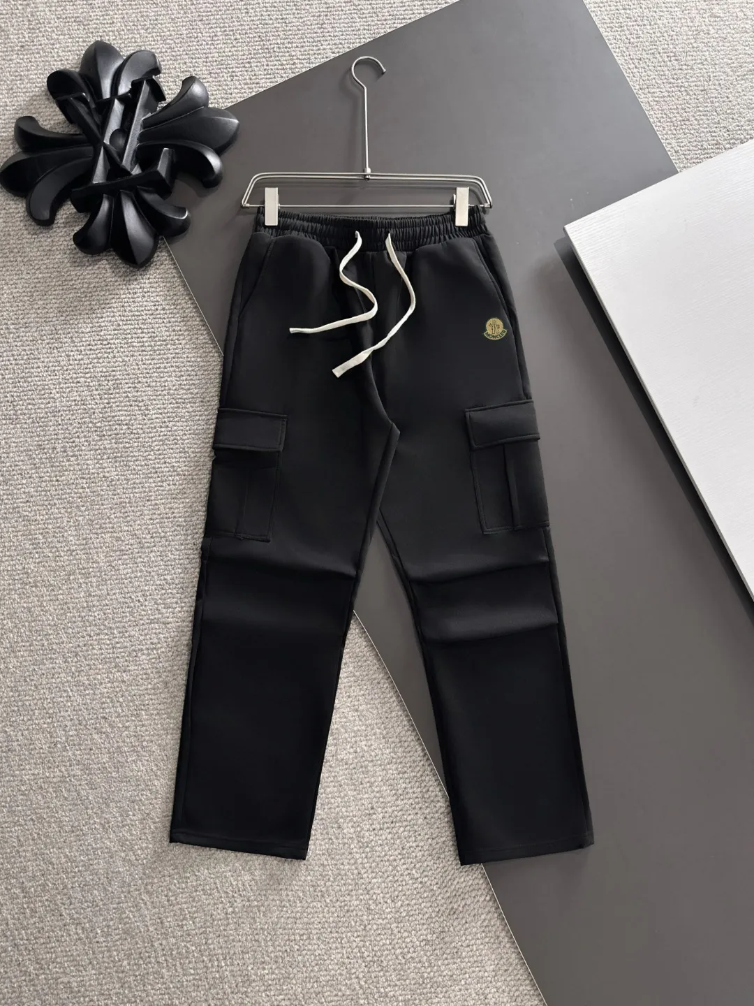 Shipped in 2-3 days P360 MONCLER/Mongolian Exclusive first release of 25ss autumn and winter new high-quality trousers Compare real-life details at will A perfect choice for autumn and winter, a must-have item. Sizes: M to 3XL (please state your height and weight when placing an order)