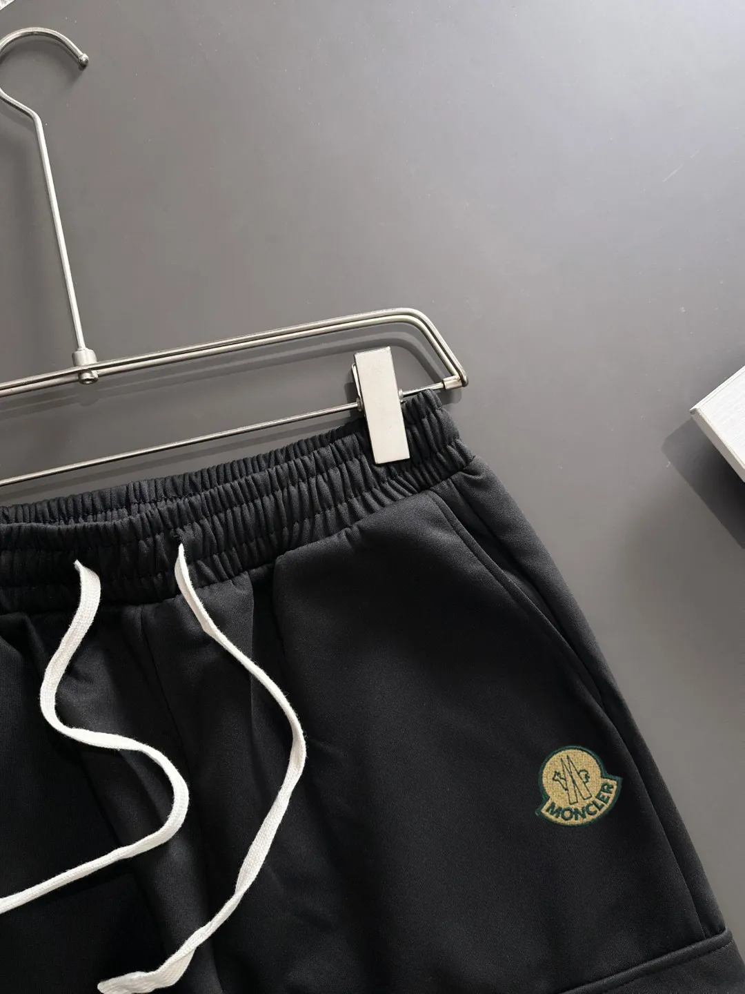 Shipped in 2-3 days P360 MONCLER/Mongolian Exclusive first release of 25ss autumn and winter new high-quality trousers Compare real-life details at will A perfect choice for autumn and winter, a must-have item. Sizes: M to 3XL (please state your height and weight when placing an order)