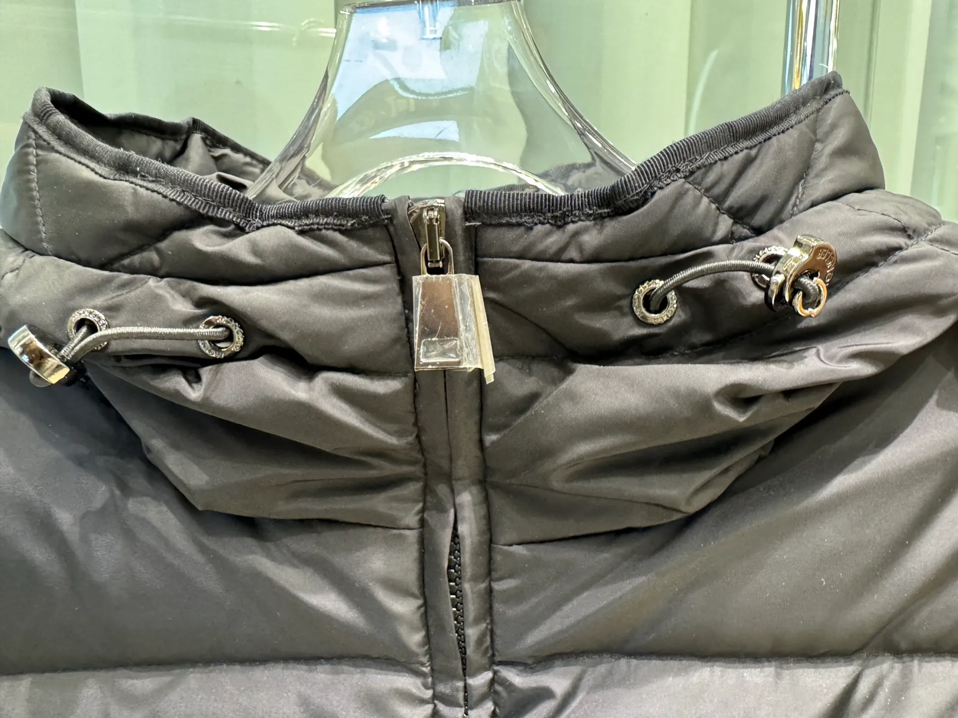 P720 Moncler/Avoce series short slim-fit hooded down jacket adopts the correct version of three-dimensional cutting. The upper body becomes ant waist in seconds, which is significantly better than the flat cutting on the market. The fabric is made of functional nylon and lightweight Longue. Saison lining, filled with high-quality down, equipped with an adjustable hood and zipper pockets, built-in elastic waistband to outline the curves, full of high-end look, simple but not simple, both in terms of fabric material and overall outline, it has both fashionable styling and good cold protection effect, and brings a comfortable wearing experience and feeling. It can concave shape and keep warm, three-dimensional and full, highly practical, filled with white duck down inside, three standards for customized accessories Size: 1 2 3 4