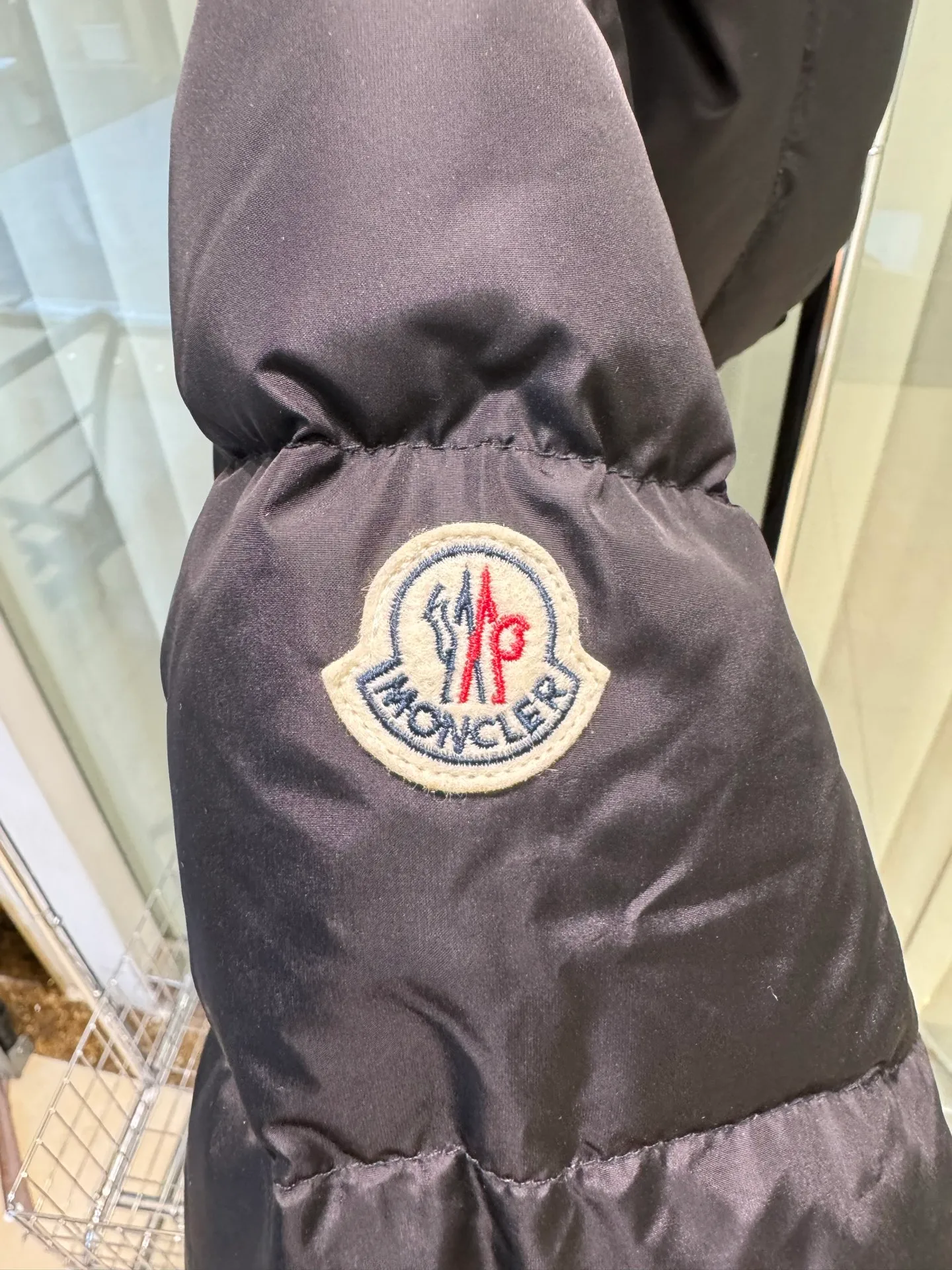 P720 Moncler/Avoce series short slim-fit hooded down jacket adopts the correct version of three-dimensional cutting. The upper body becomes ant waist in seconds, which is significantly better than the flat cutting on the market. The fabric is made of functional nylon and lightweight Longue. Saison lining, filled with high-quality down, equipped with an adjustable hood and zipper pockets, built-in elastic waistband to outline the curves, full of high-end look, simple but not simple, both in terms of fabric material and overall outline, it has both fashionable styling and good cold protection effect, and brings a comfortable wearing experience and feeling. It can concave shape and keep warm, three-dimensional and full, highly practical, filled with white duck down inside, three standards for customized accessories Size: 1 2 3 4